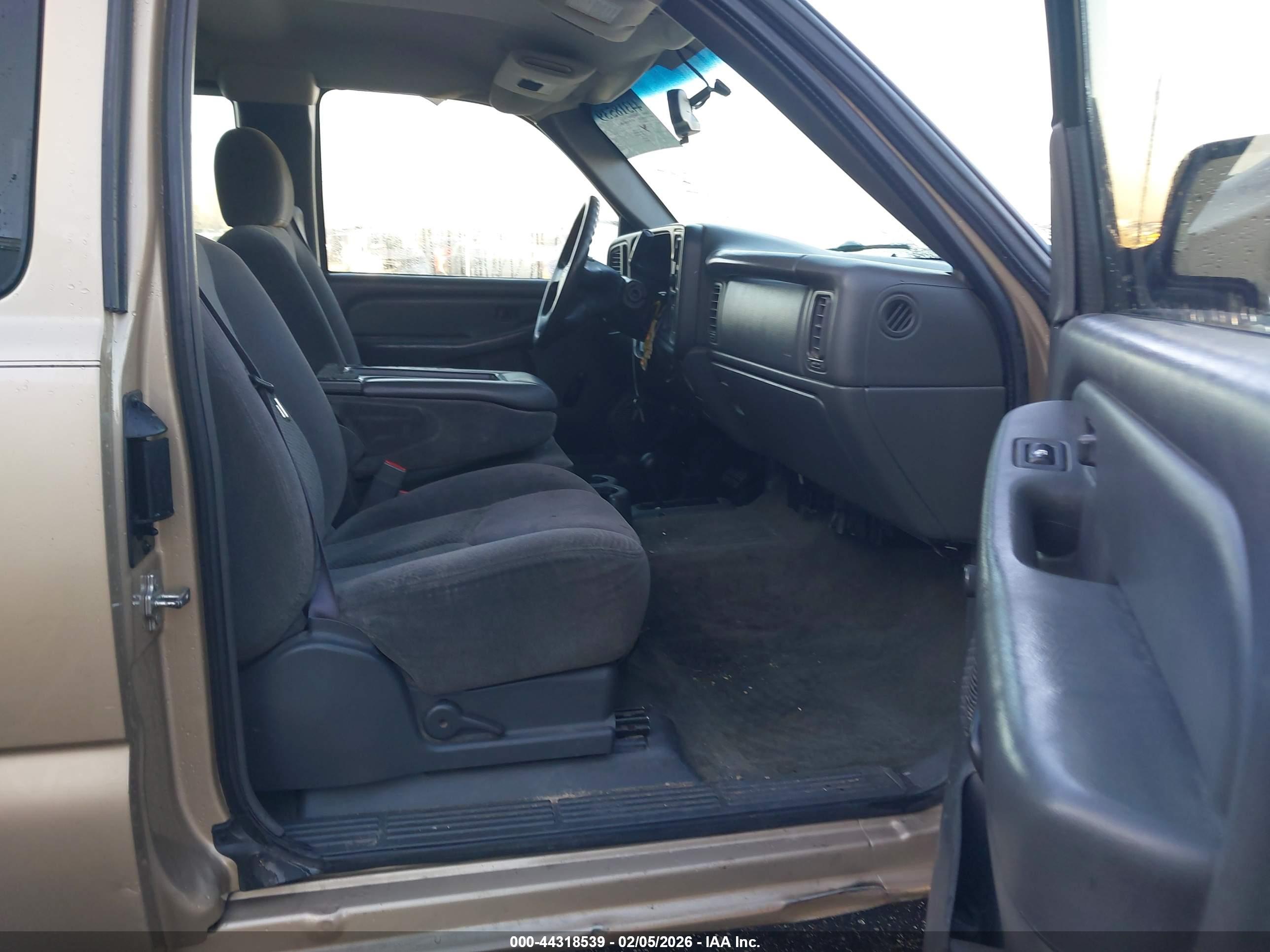 CHEVROLET SILVERADO image 5