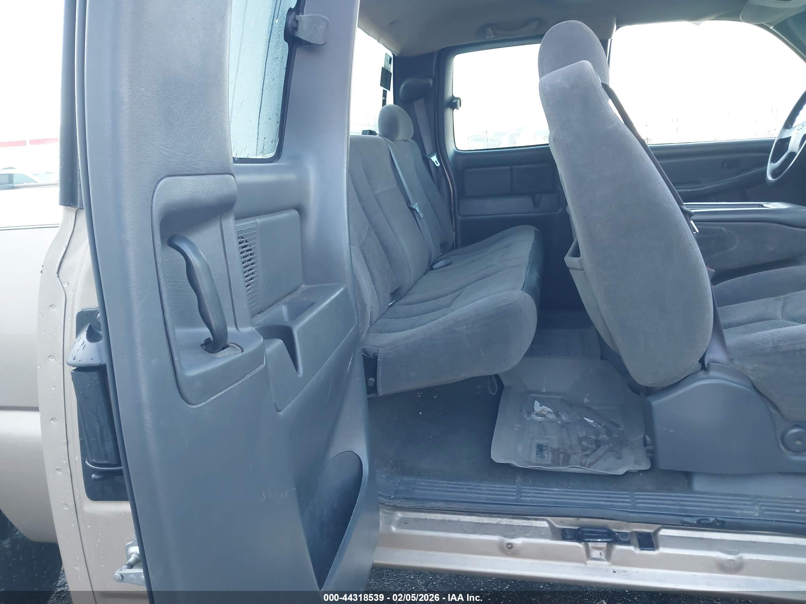 CHEVROLET SILVERADO image 8