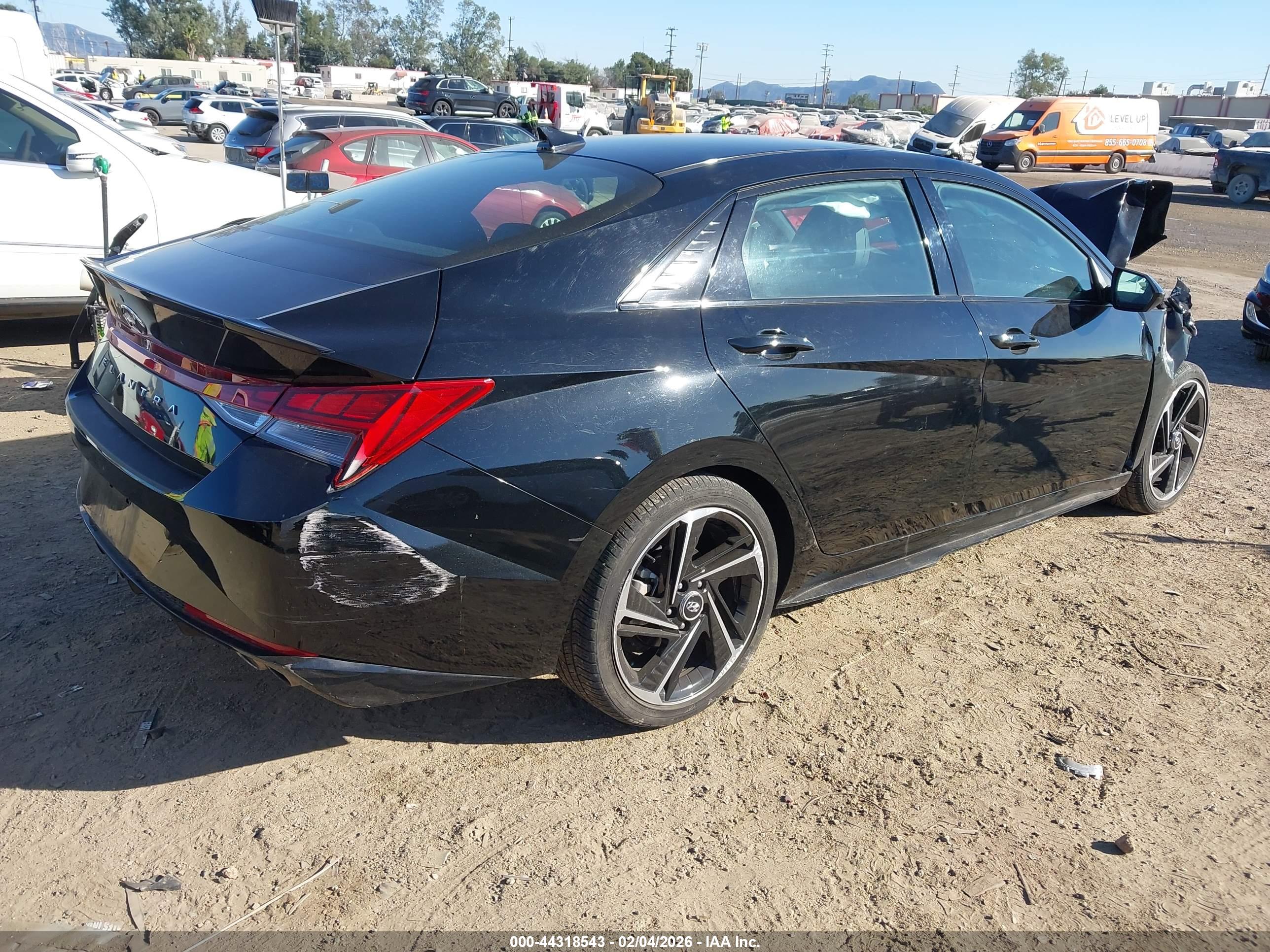 HYUNDAI ELANTRA image 4
