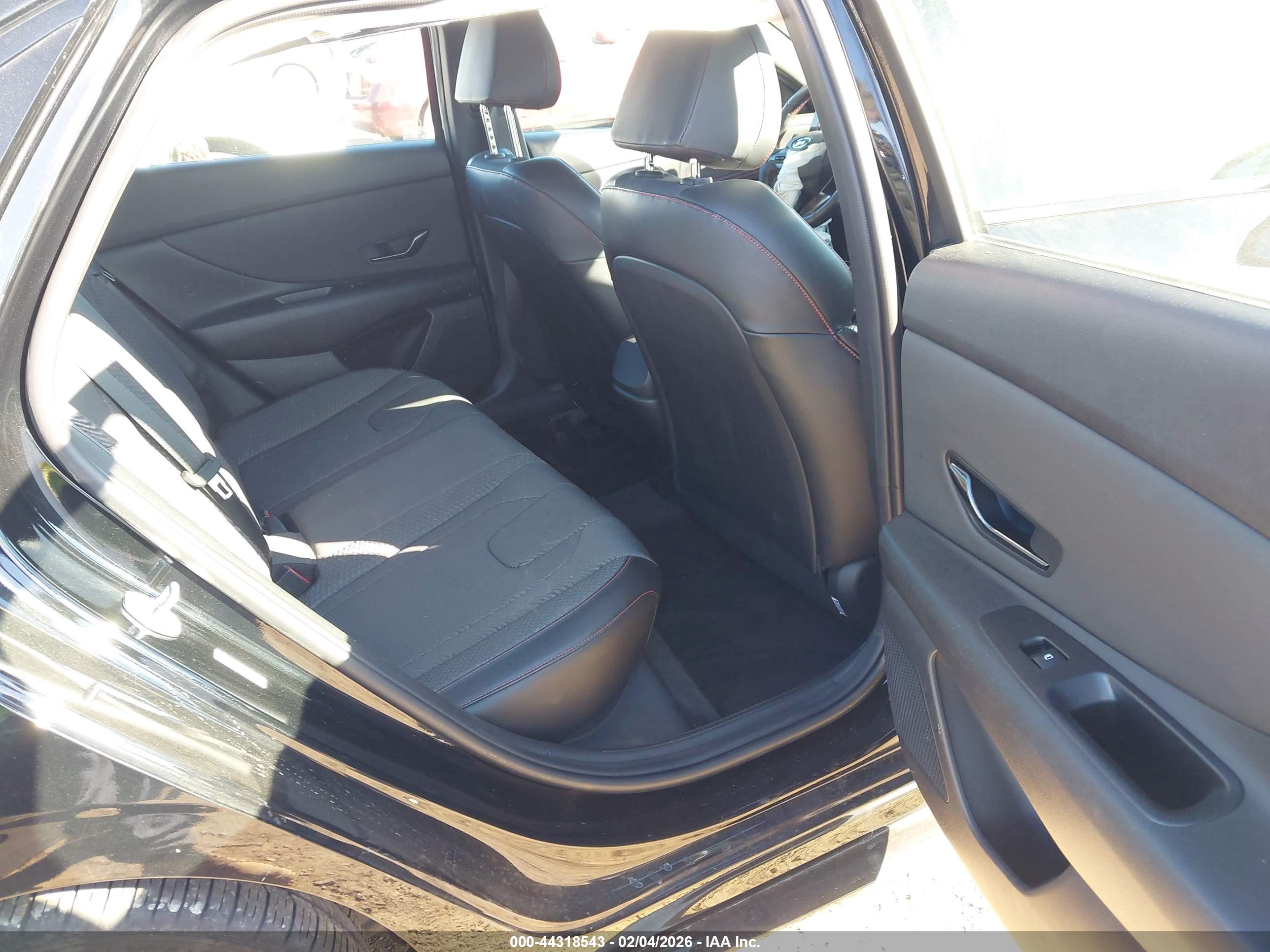 HYUNDAI ELANTRA image 8