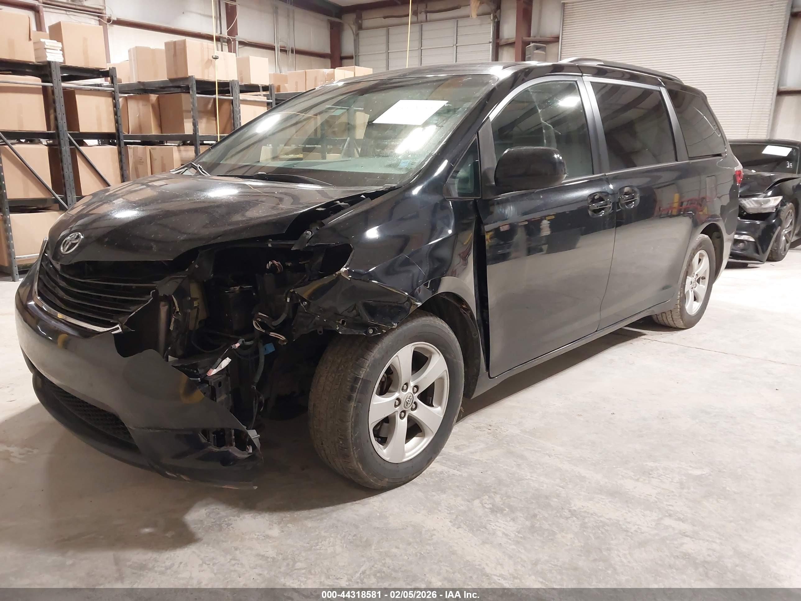 TOYOTA SIENNA image 2