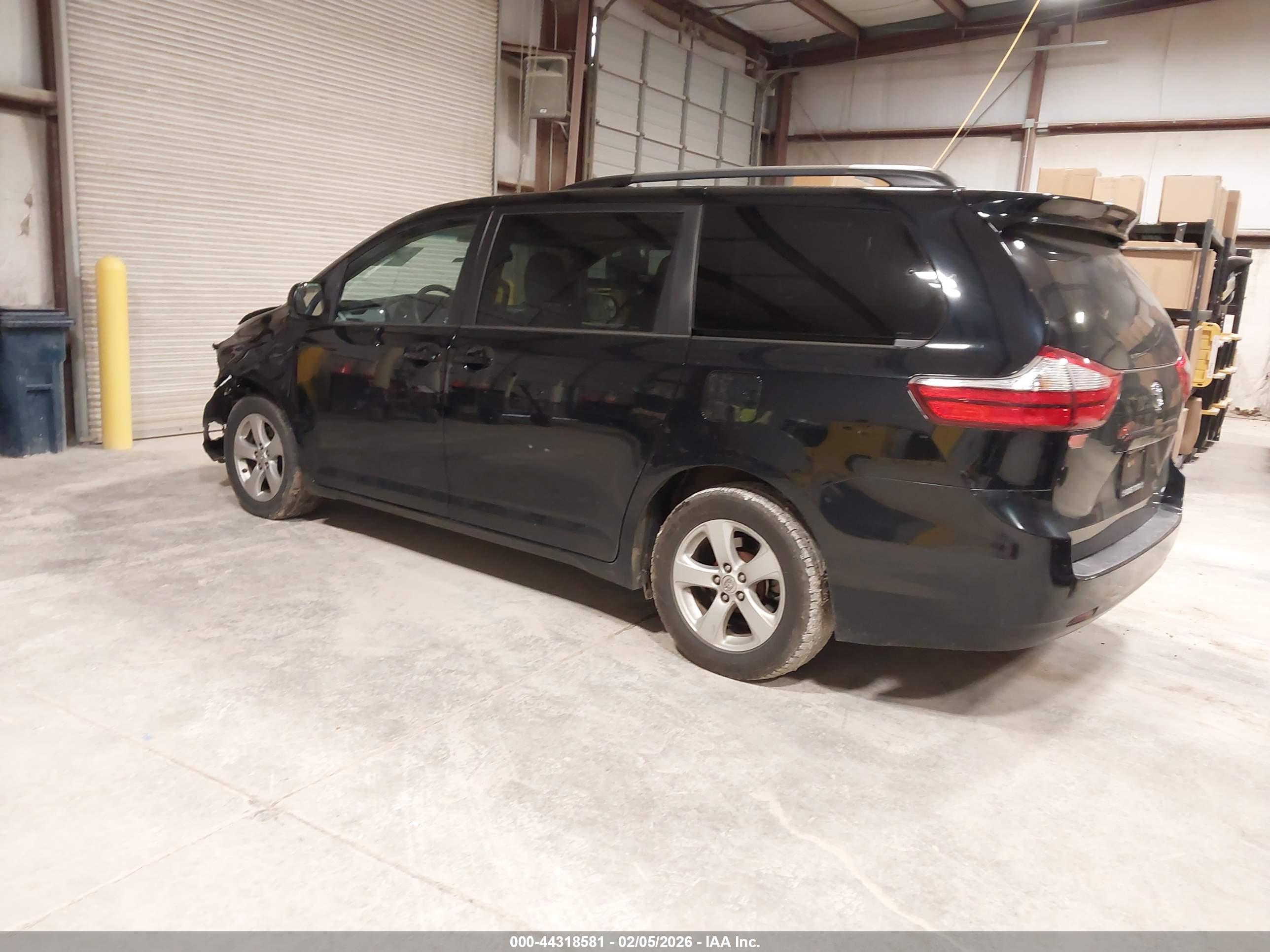 TOYOTA SIENNA image 3