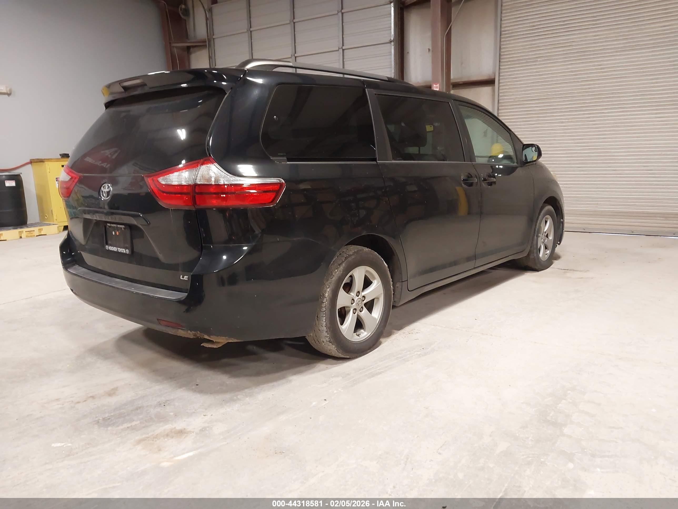 TOYOTA SIENNA image 4