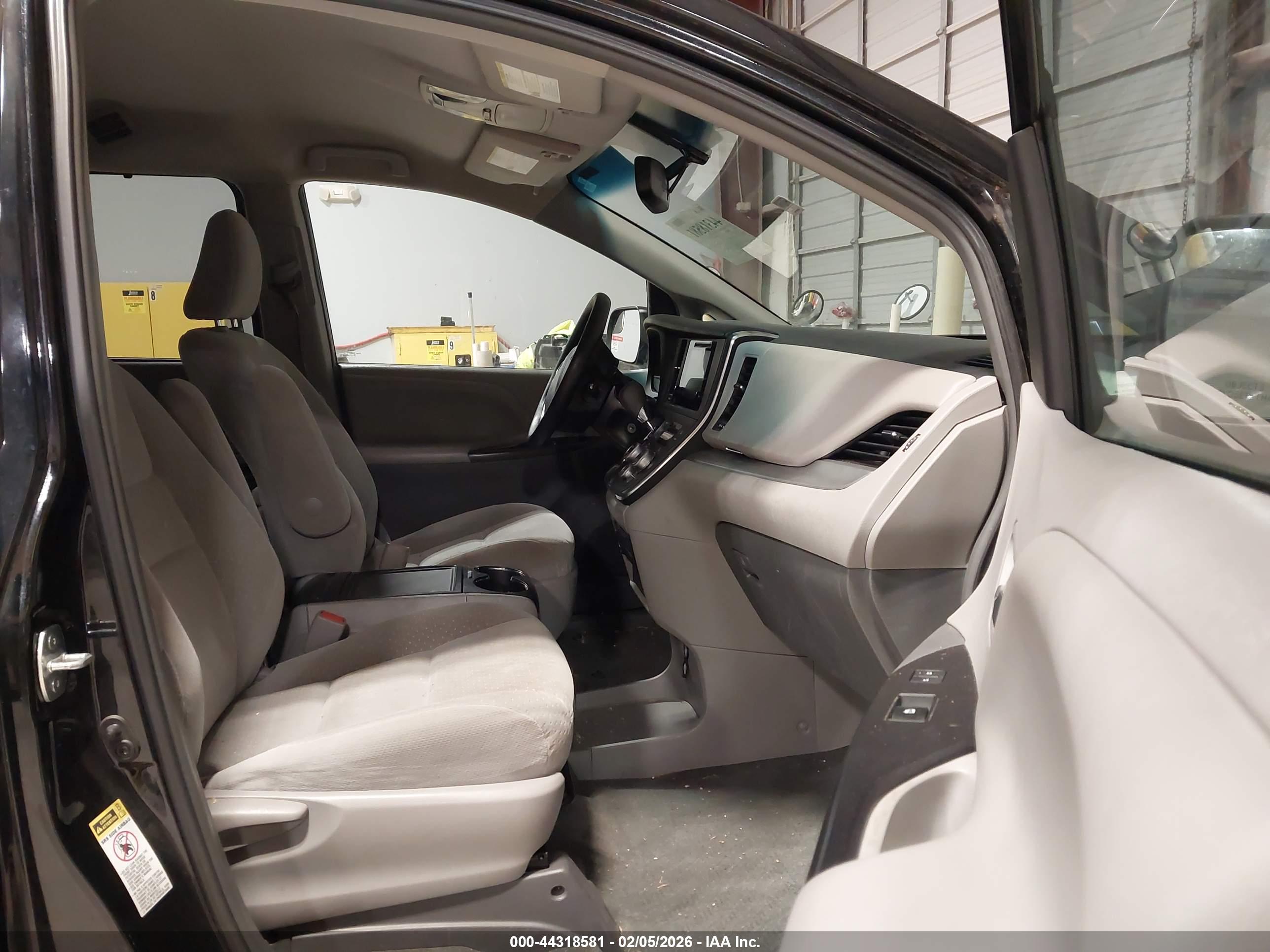 TOYOTA SIENNA image 5
