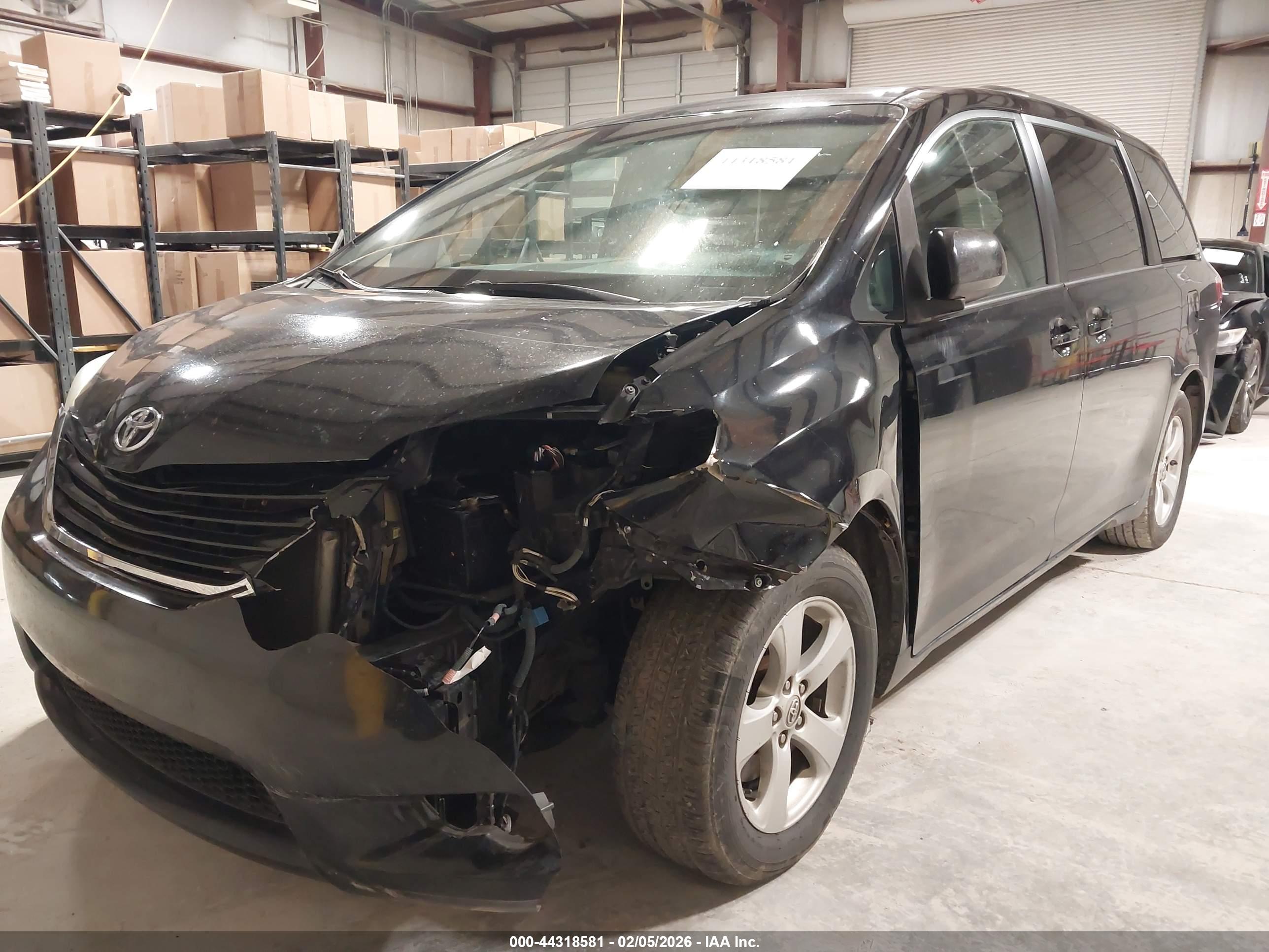 TOYOTA SIENNA image 6