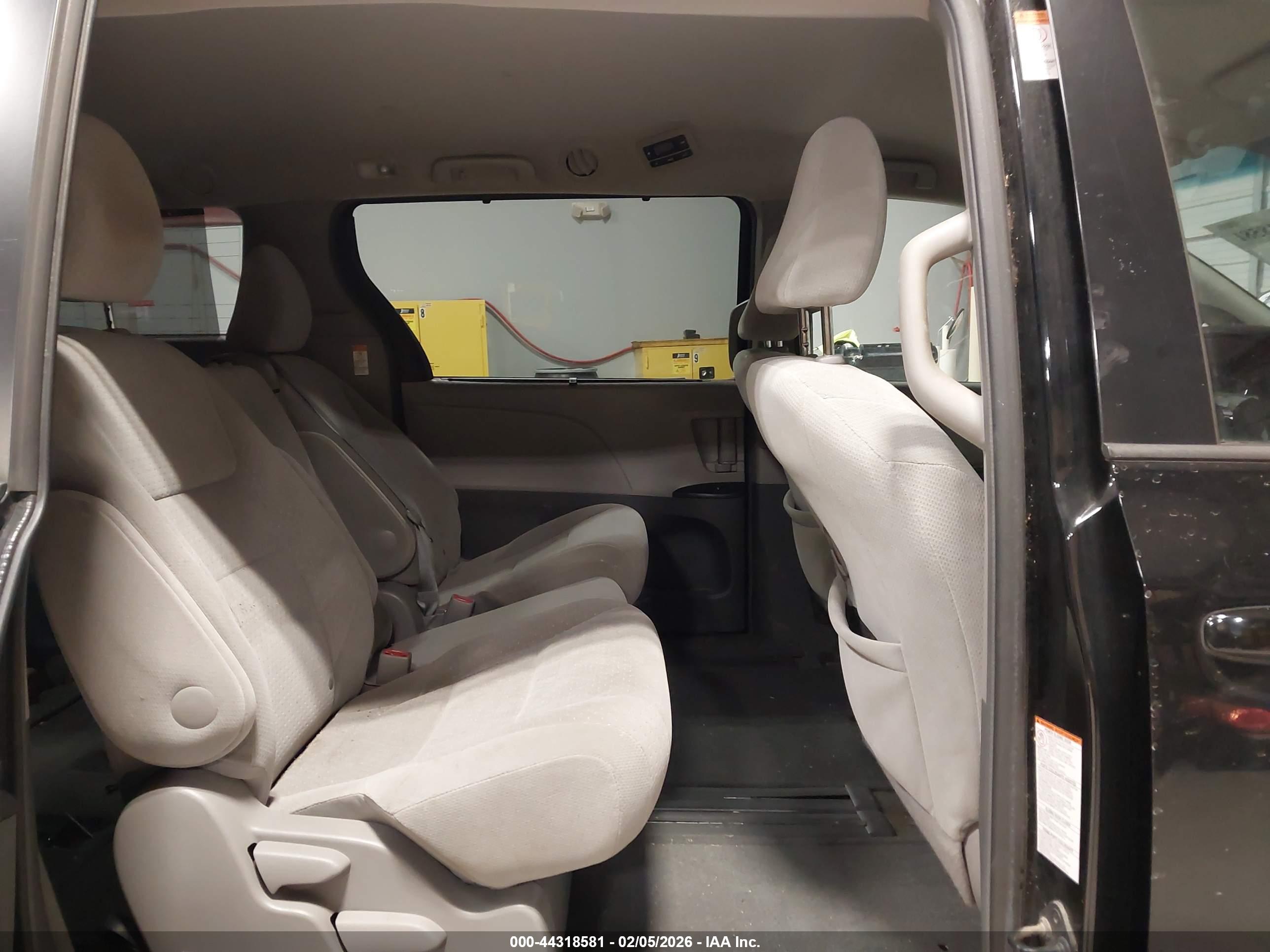 TOYOTA SIENNA image 8
