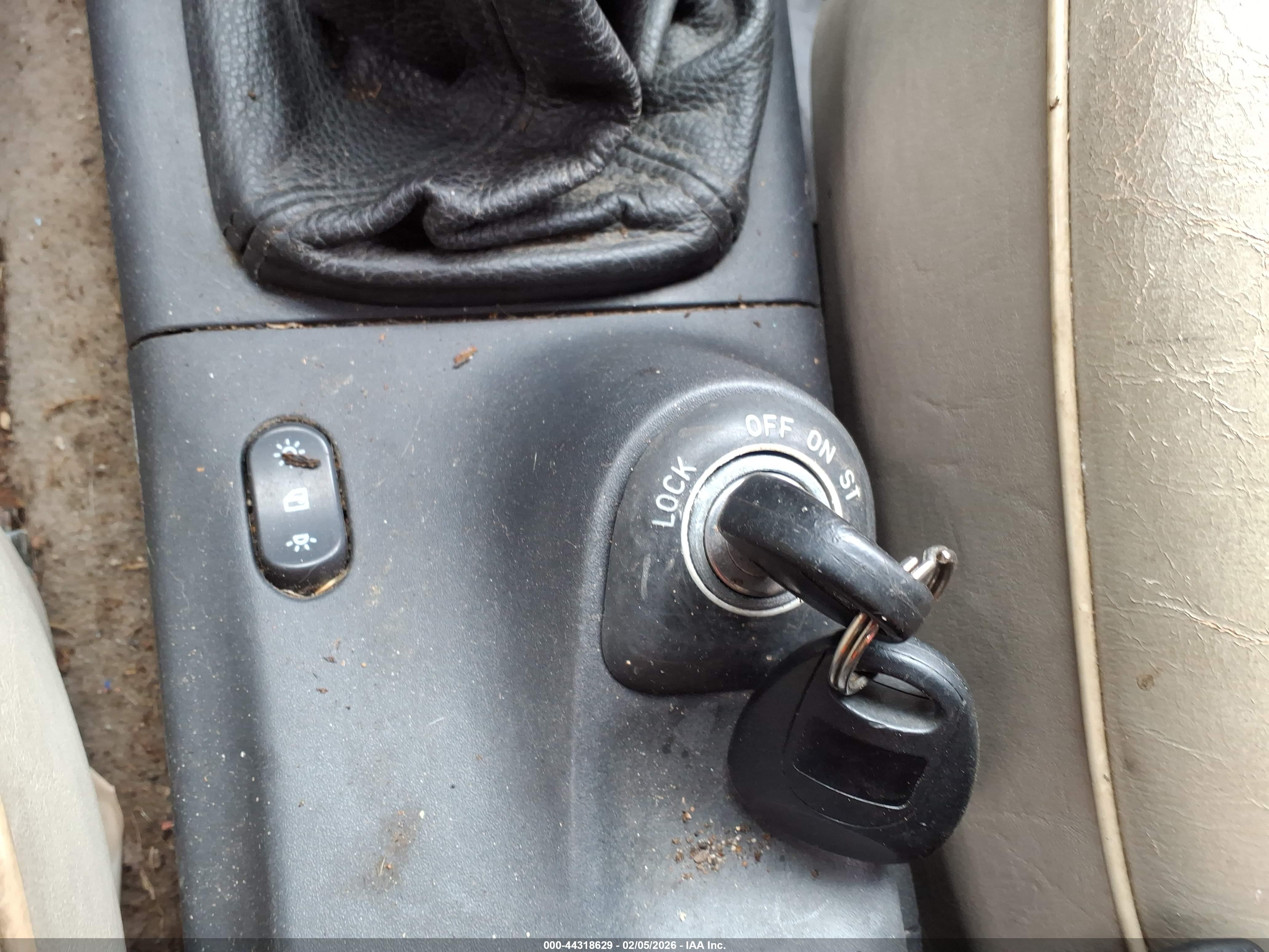 SAAB 900 image 11