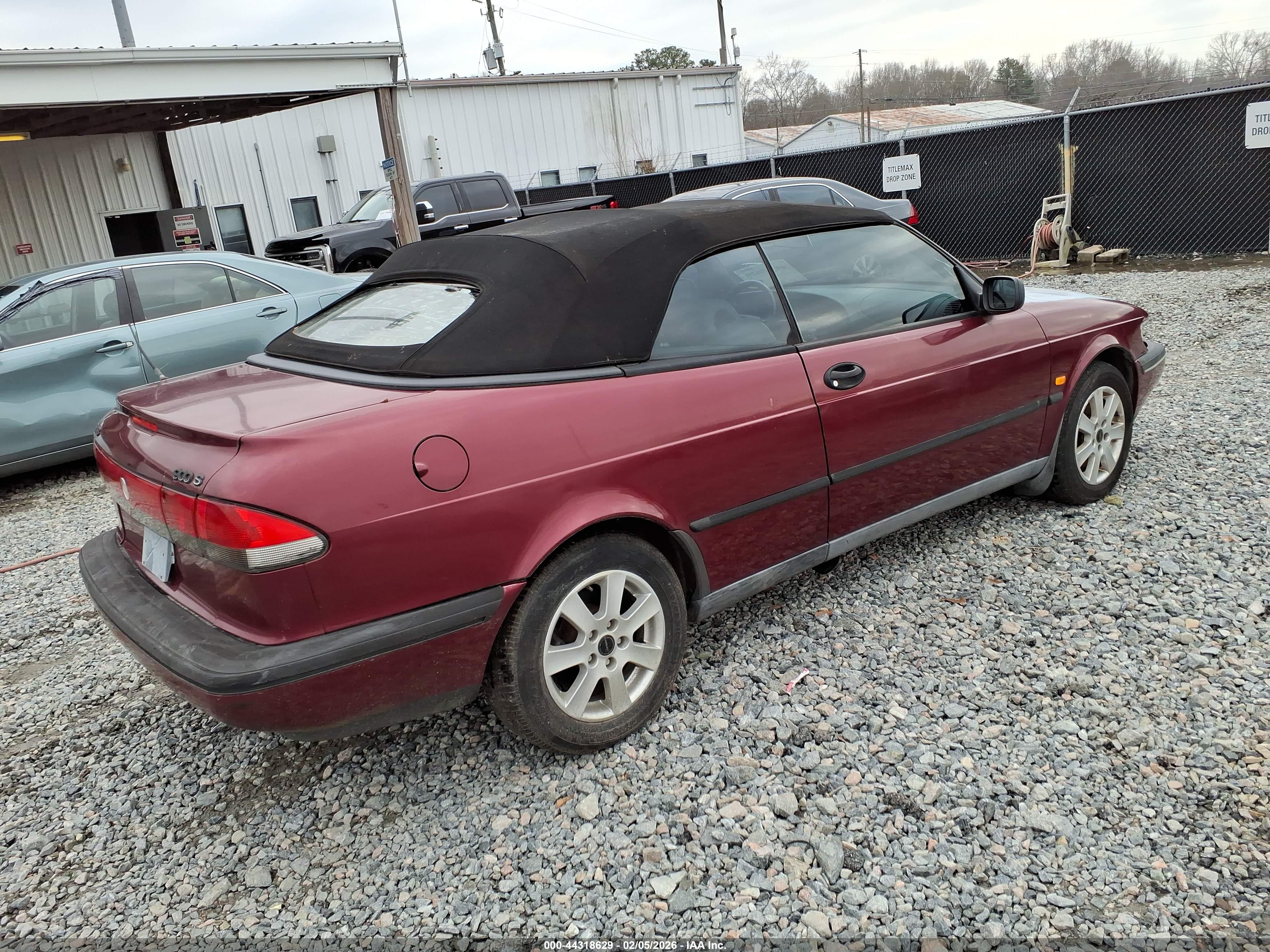 SAAB 900 image 4