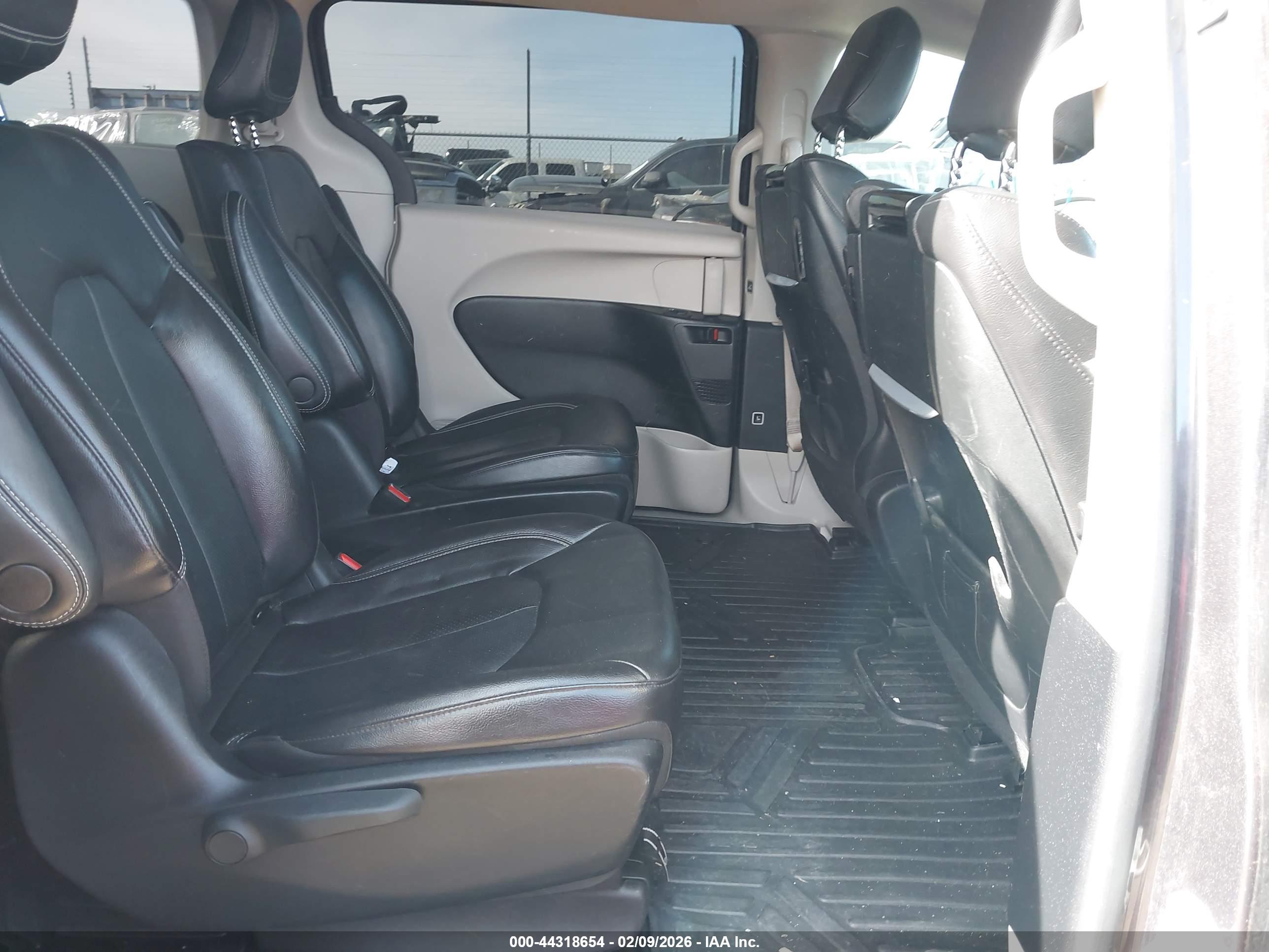 CHRYSLER PACIFICA image 8