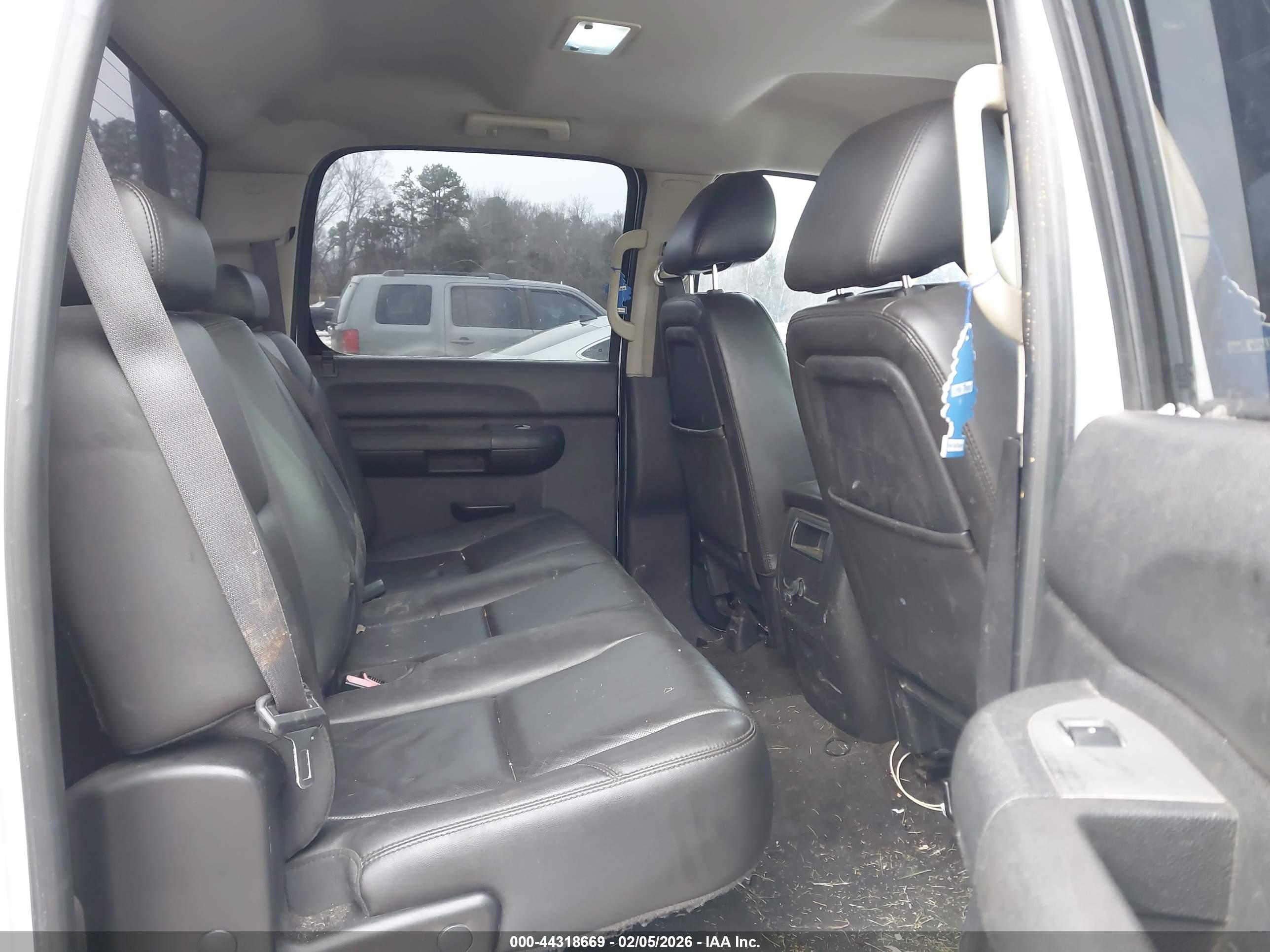 CHEVROLET SILVERADO image 8
