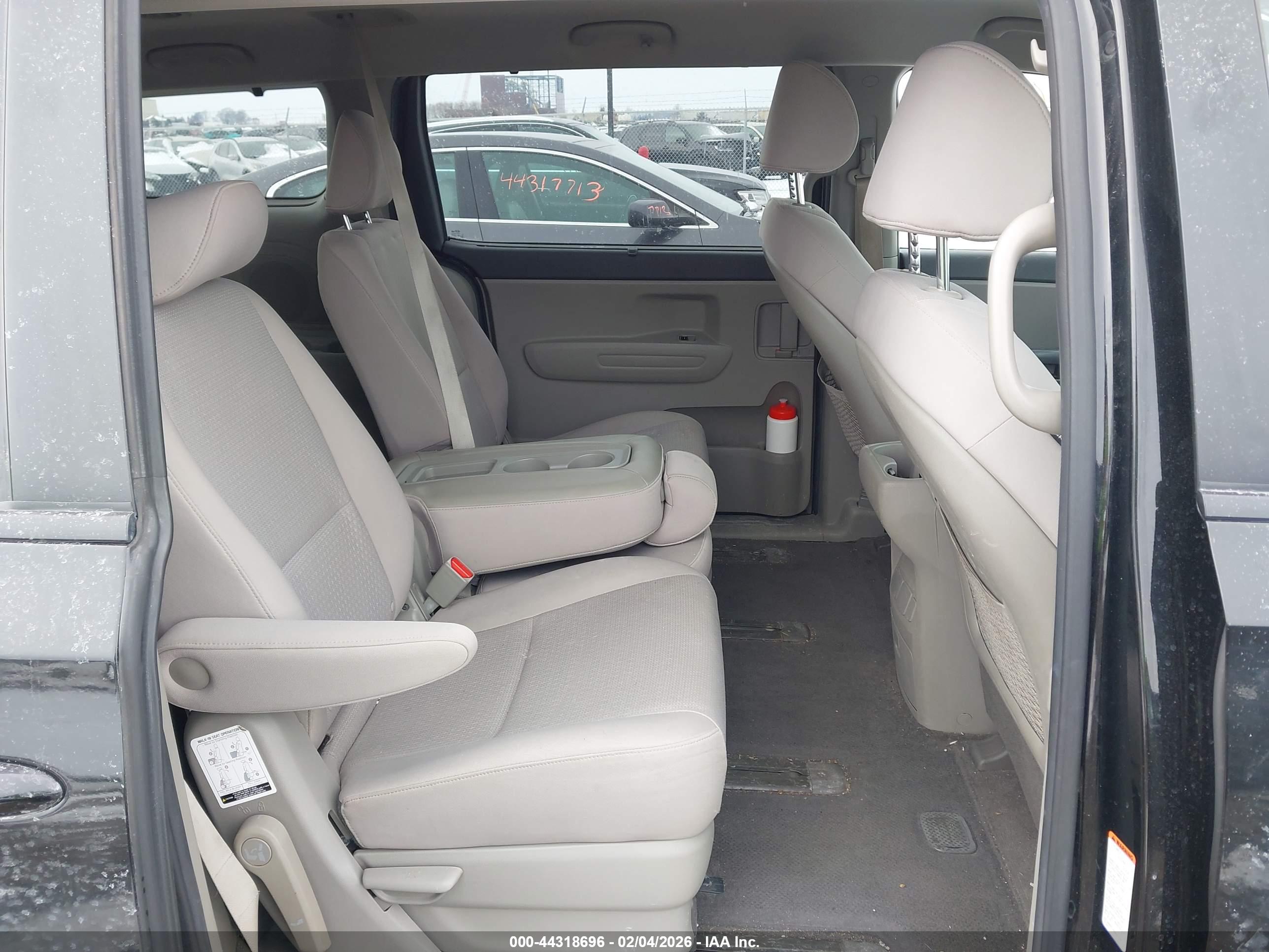 KIA SEDONA image 8