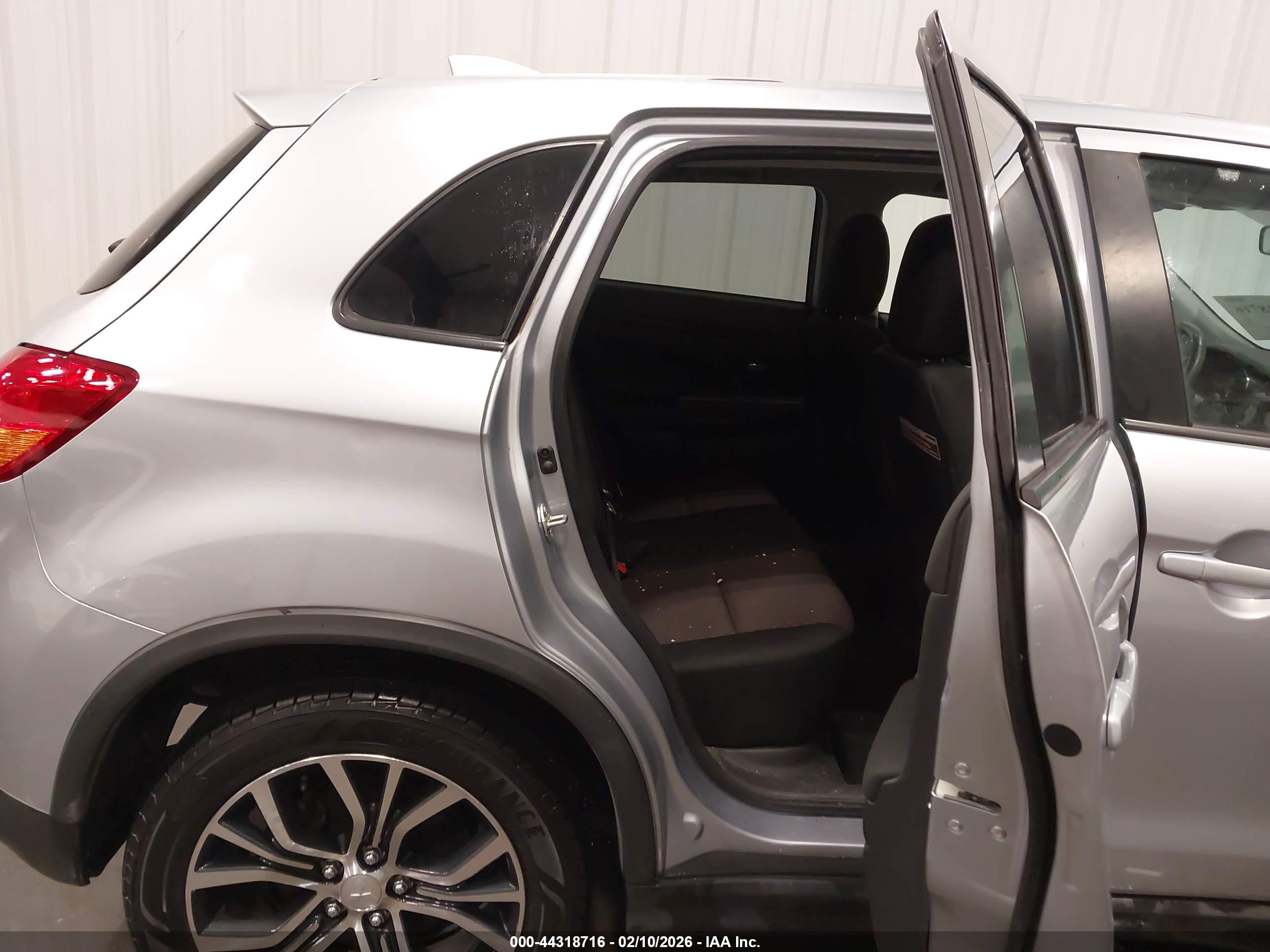 MITSUBISHI OUTLANDER image 8