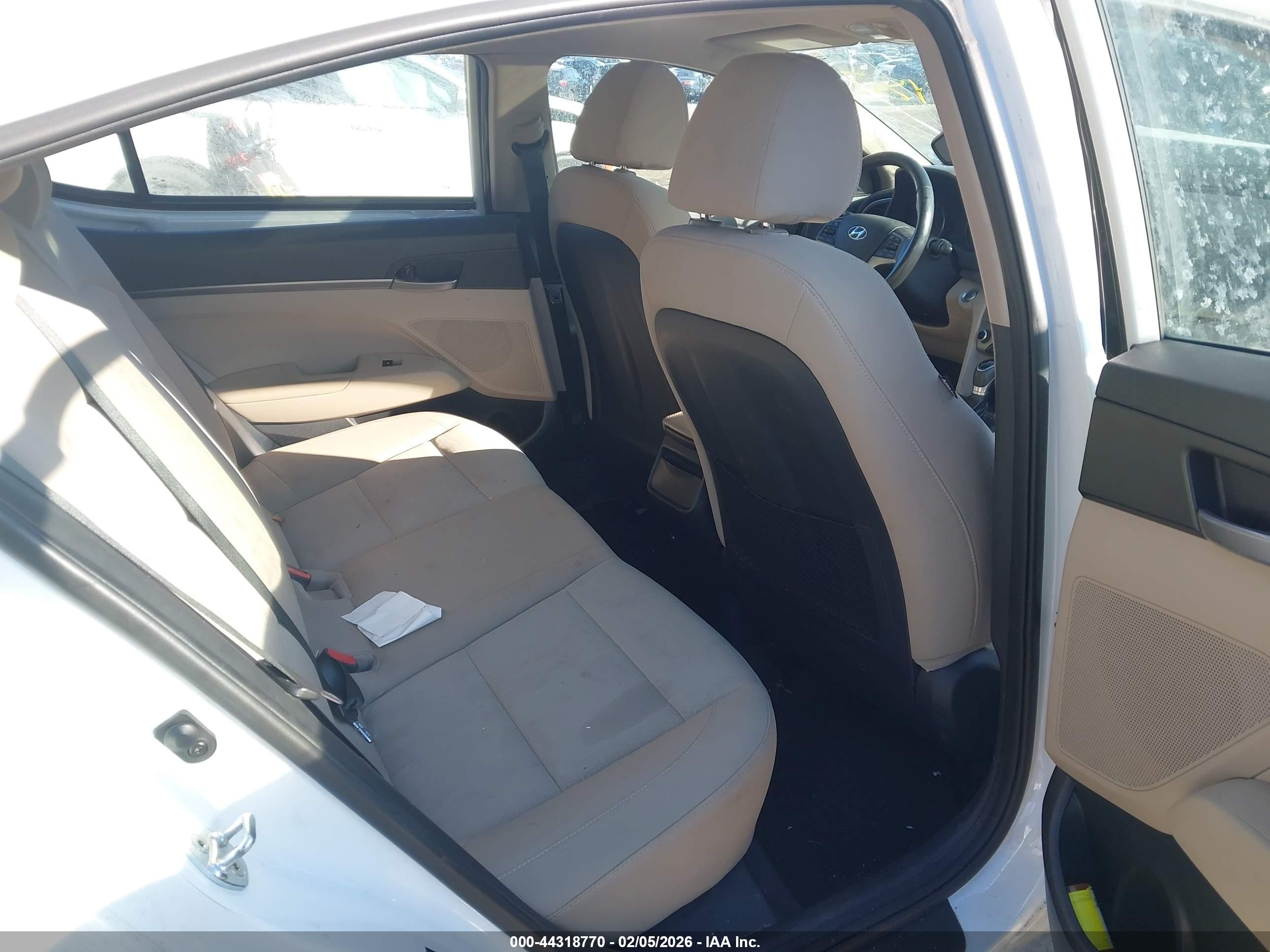 HYUNDAI ELANTRA image 8