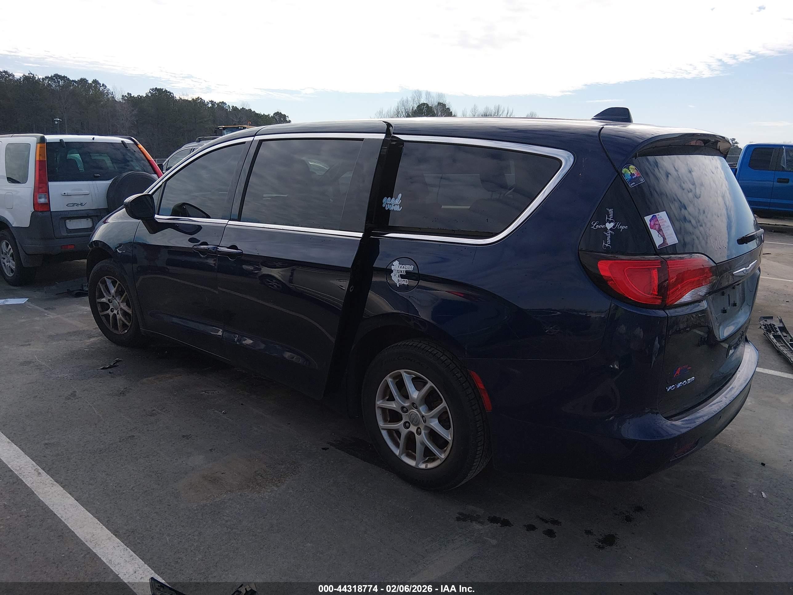 CHRYSLER VOYAGER image 3