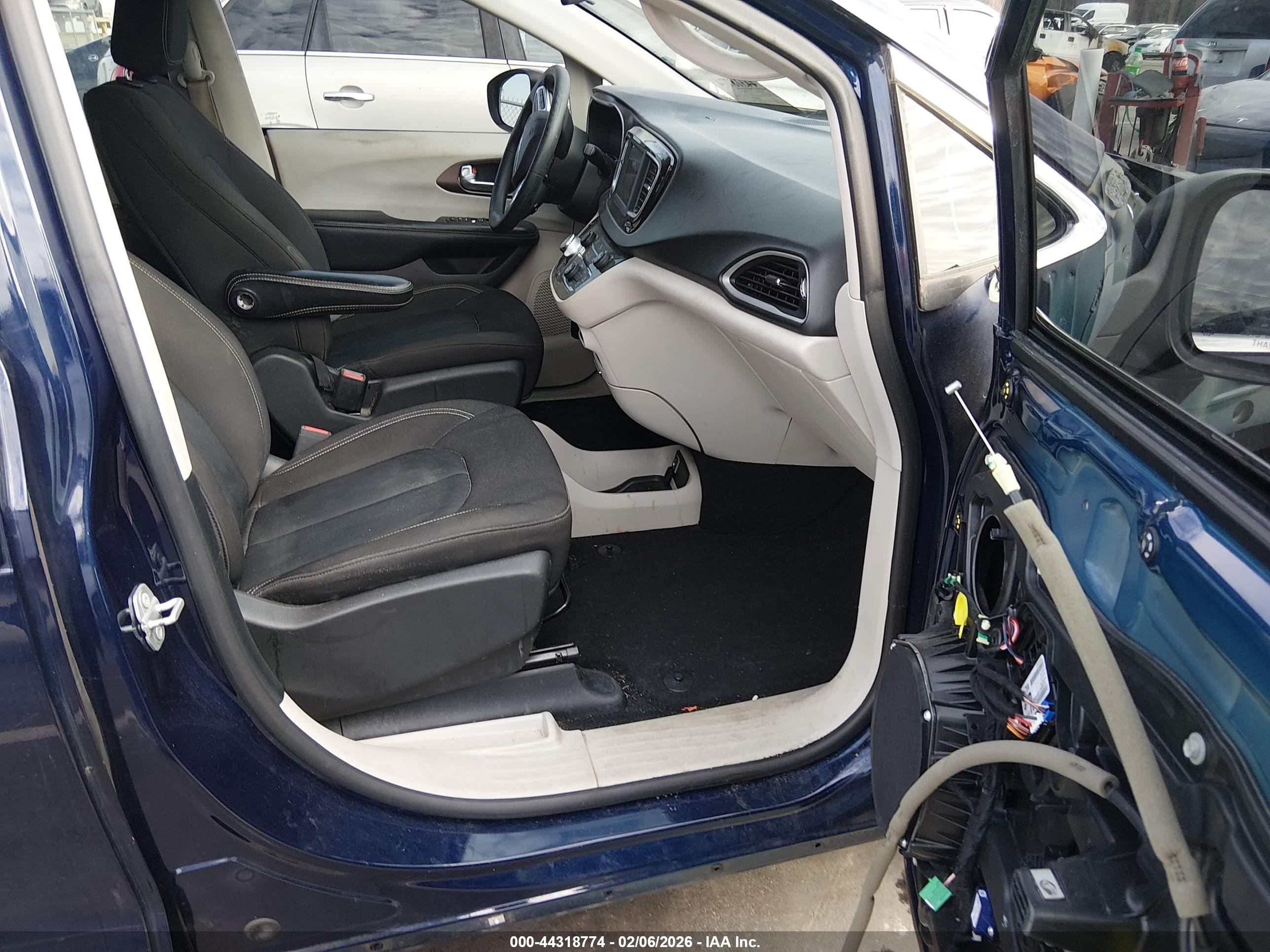 CHRYSLER VOYAGER image 5