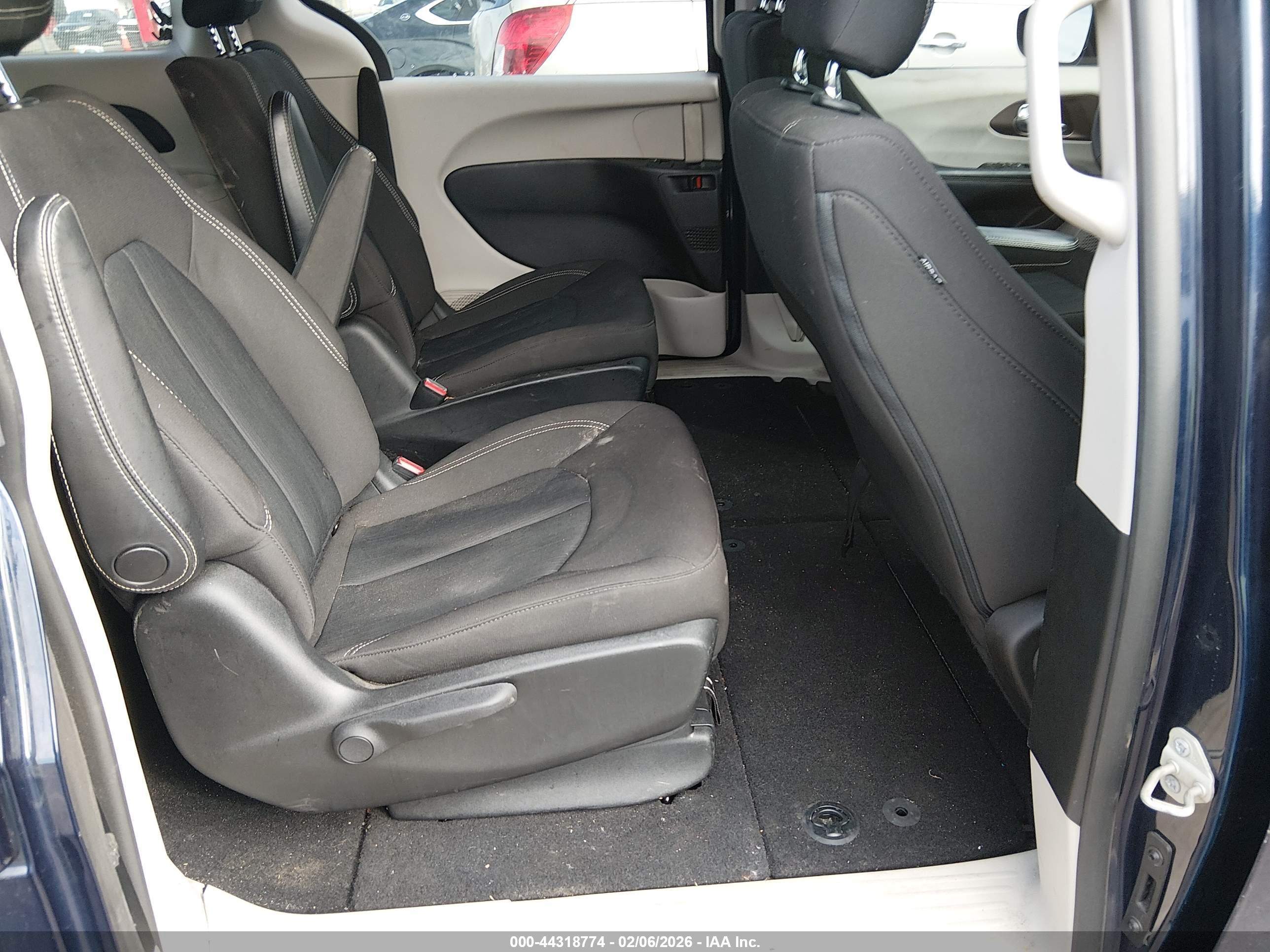 CHRYSLER VOYAGER image 8