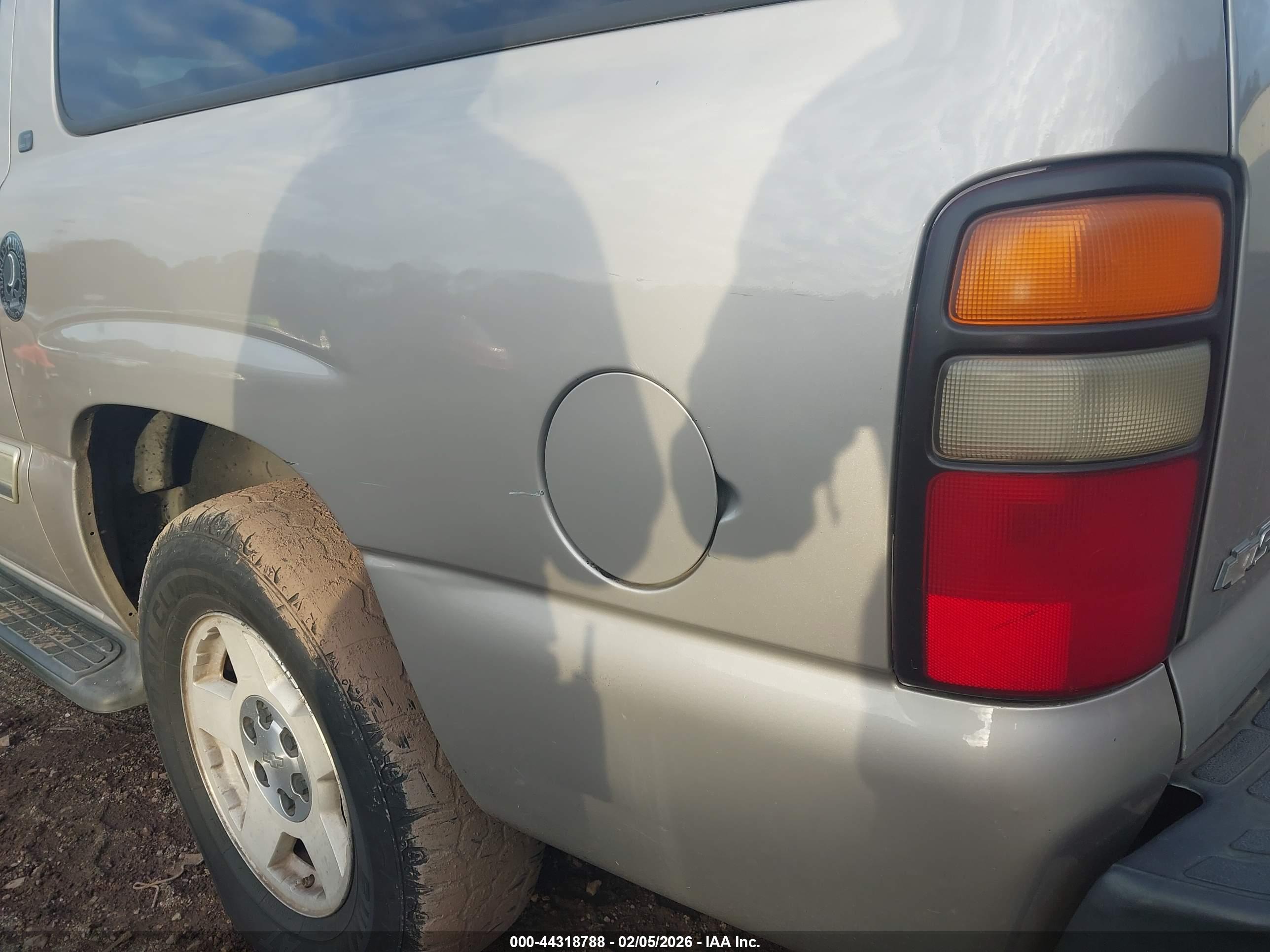 CHEVROLET SUBURBAN image 6
