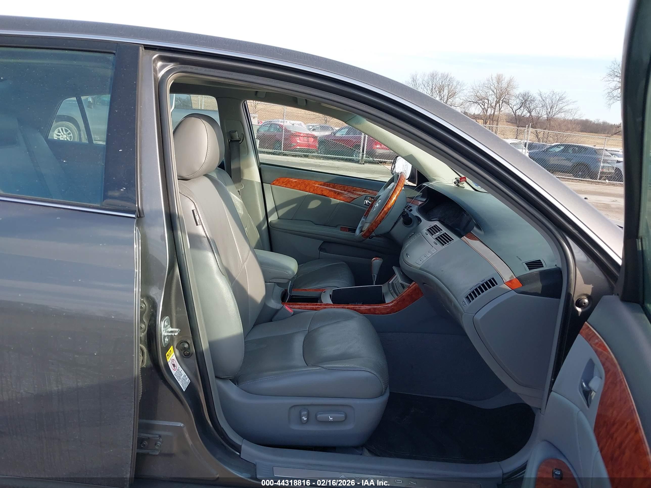 TOYOTA AVALON image 5