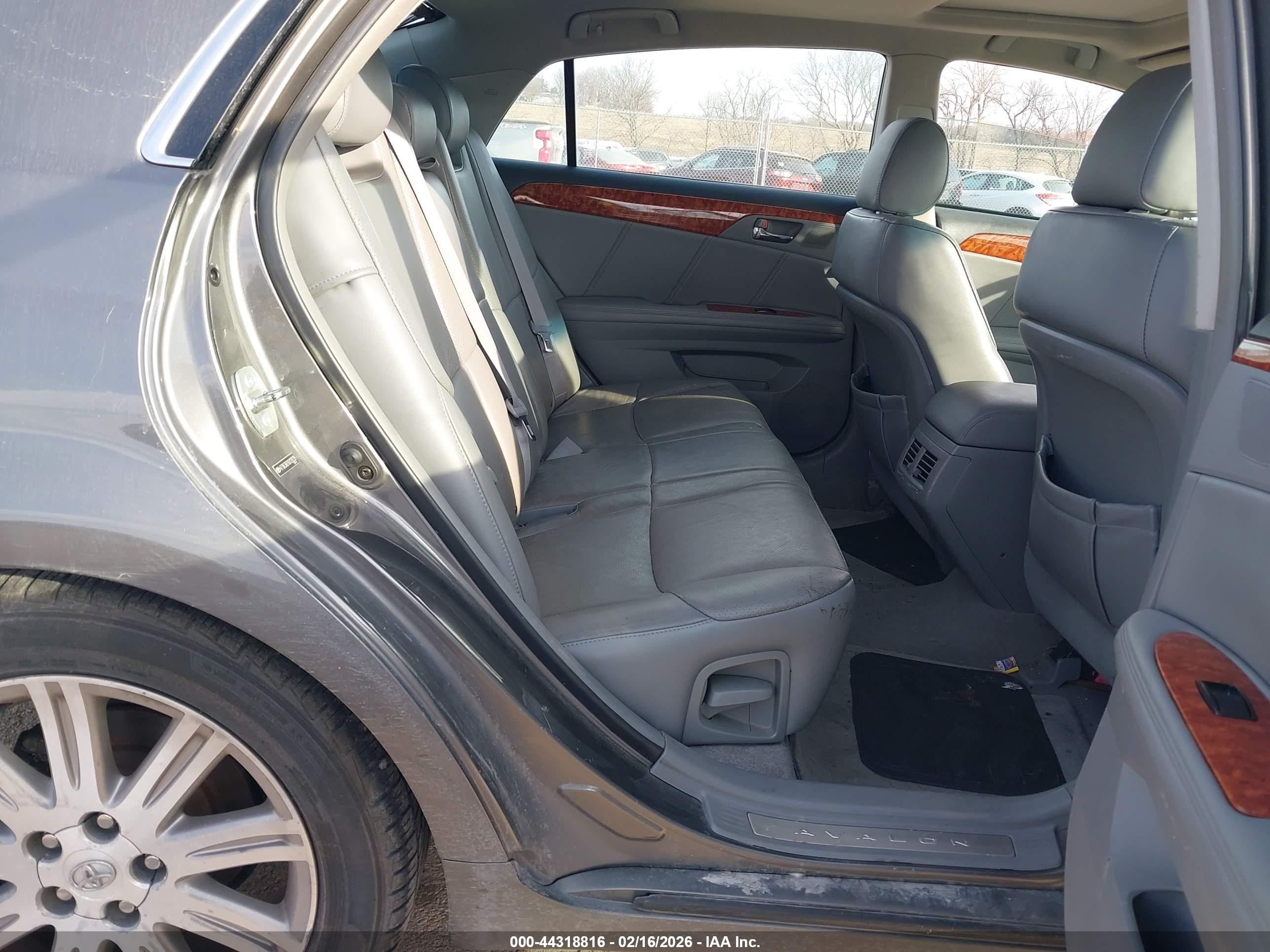 TOYOTA AVALON image 8