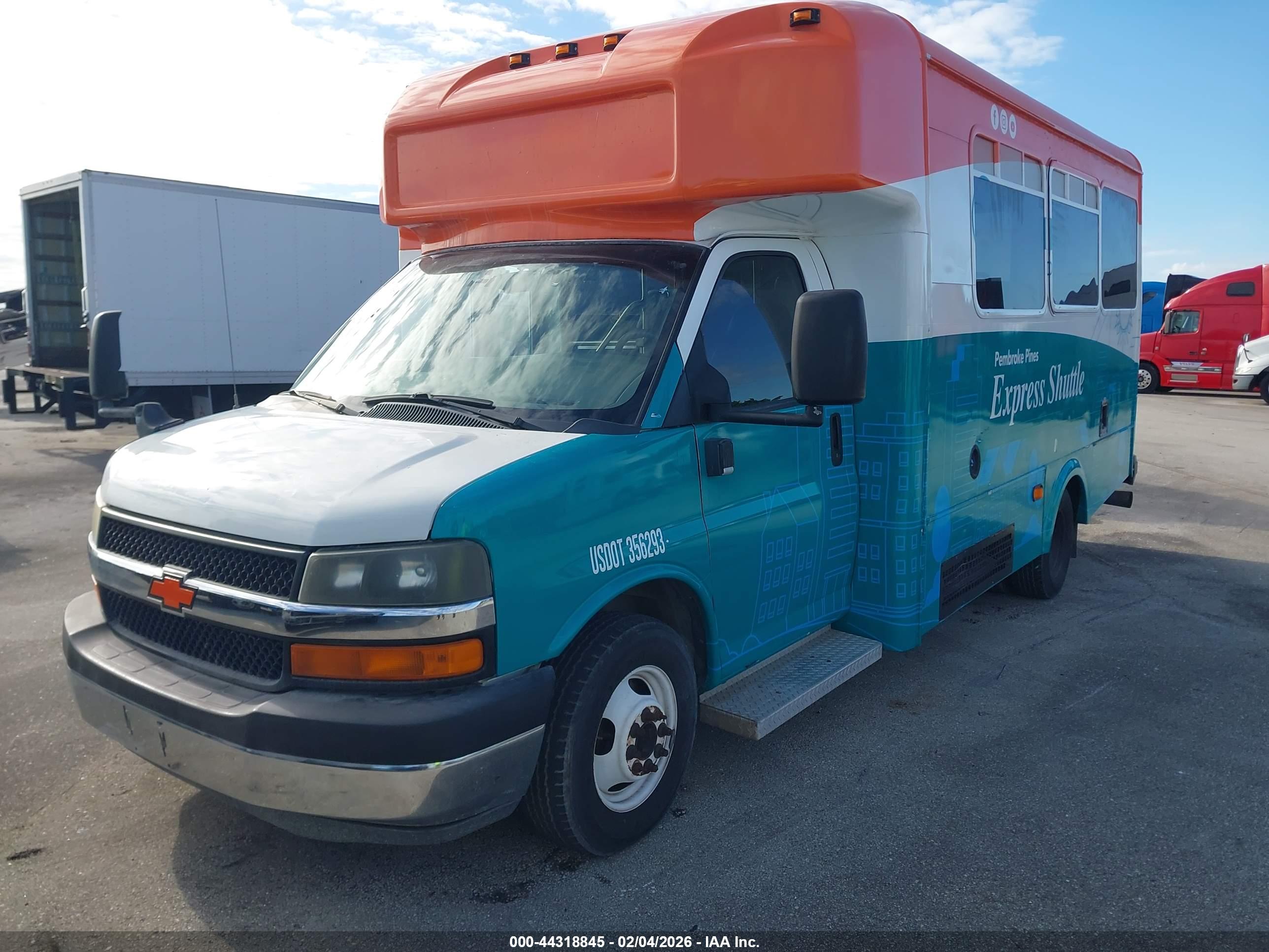 CHEVROLET EXPRESS image 2