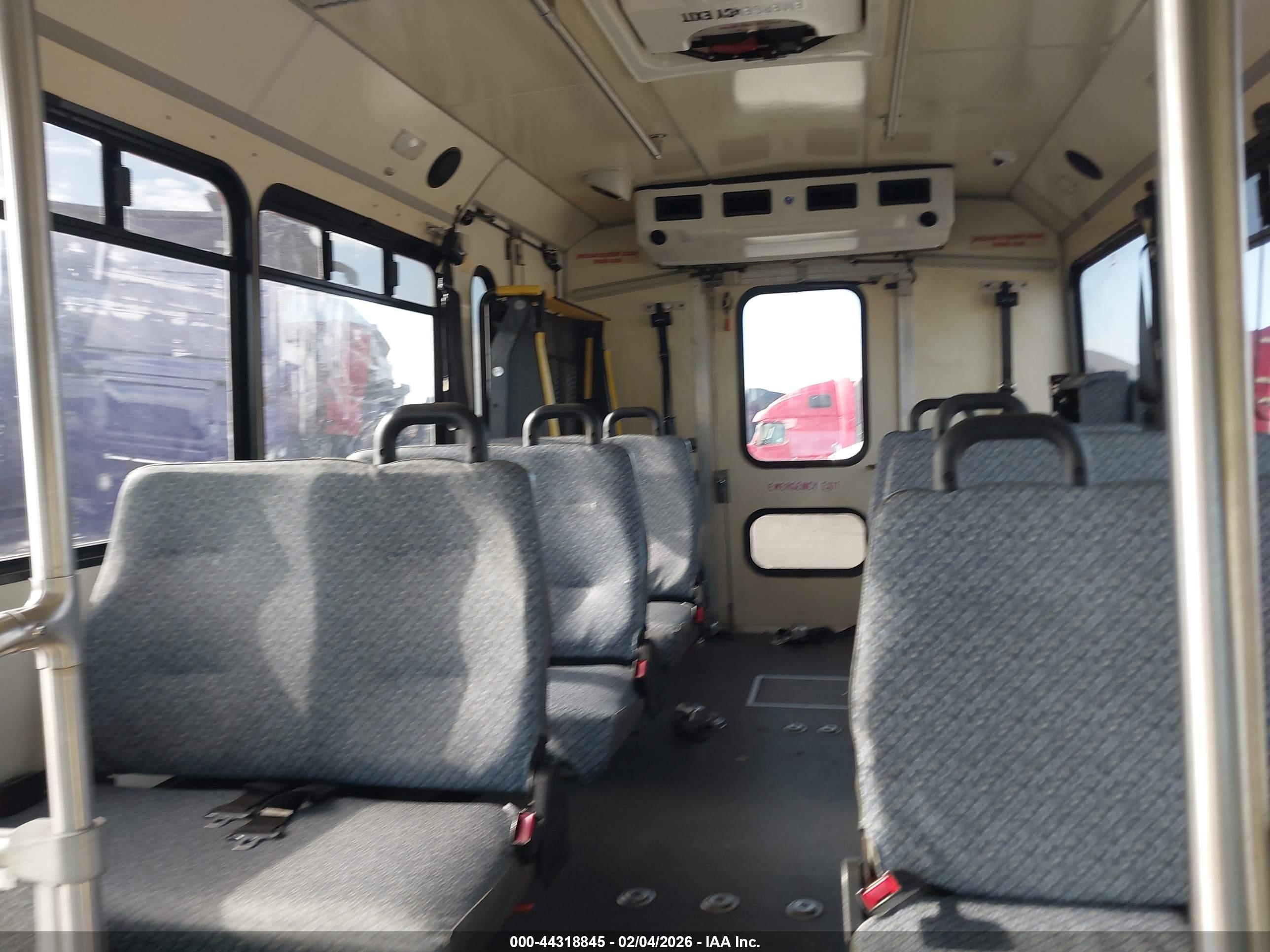 CHEVROLET EXPRESS image 8