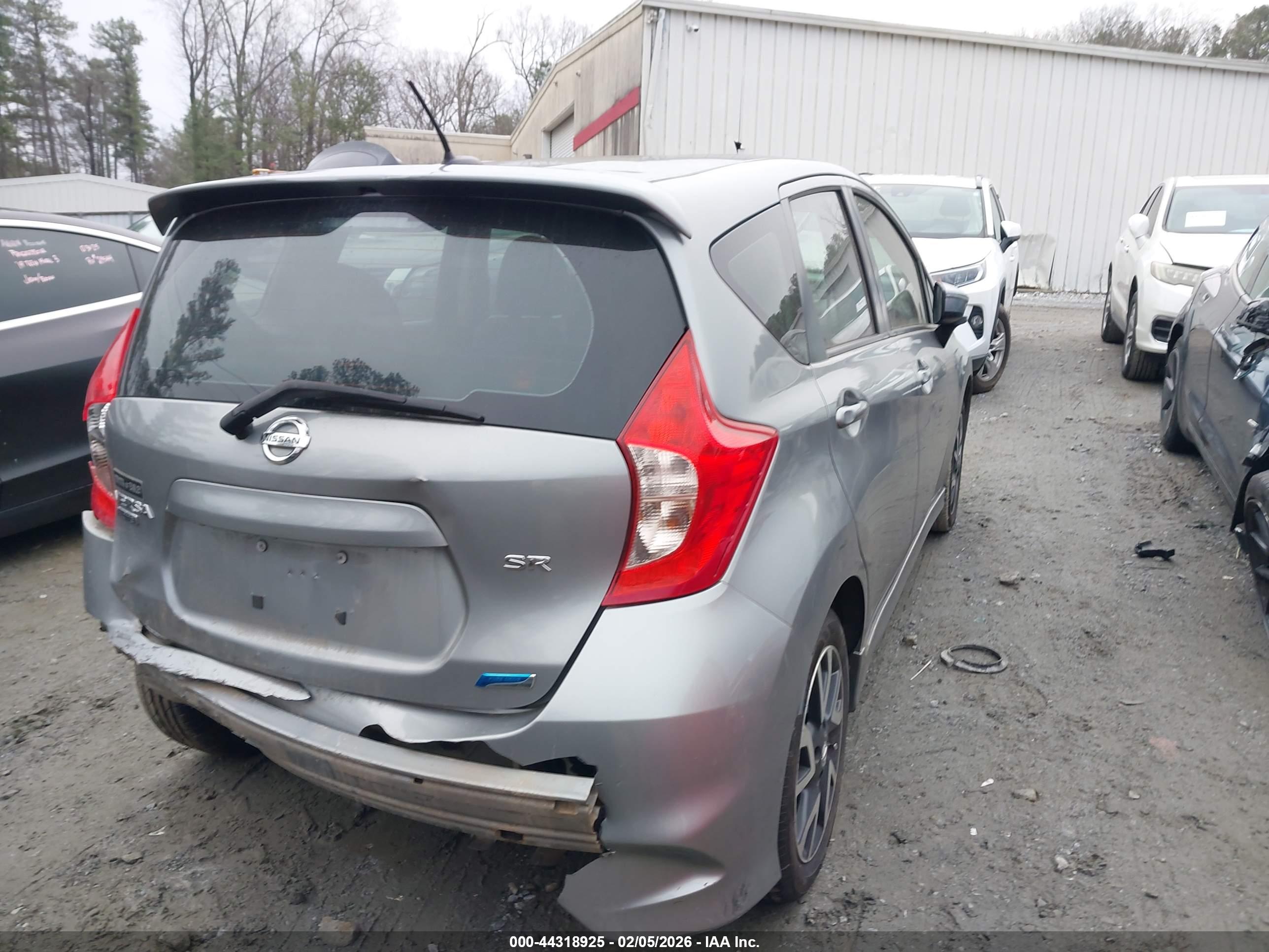 NISSAN VERSA image 4