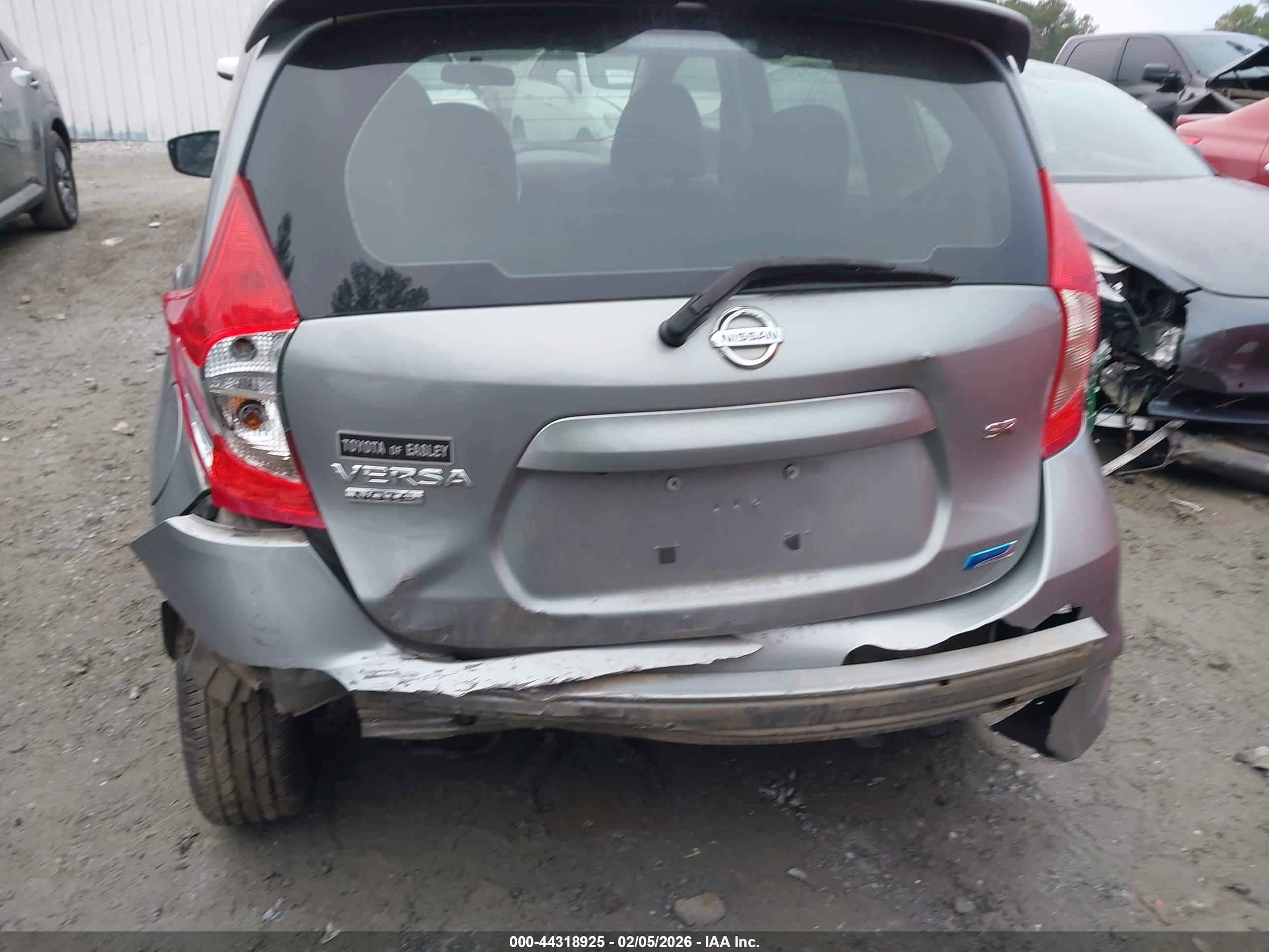 NISSAN VERSA image 6