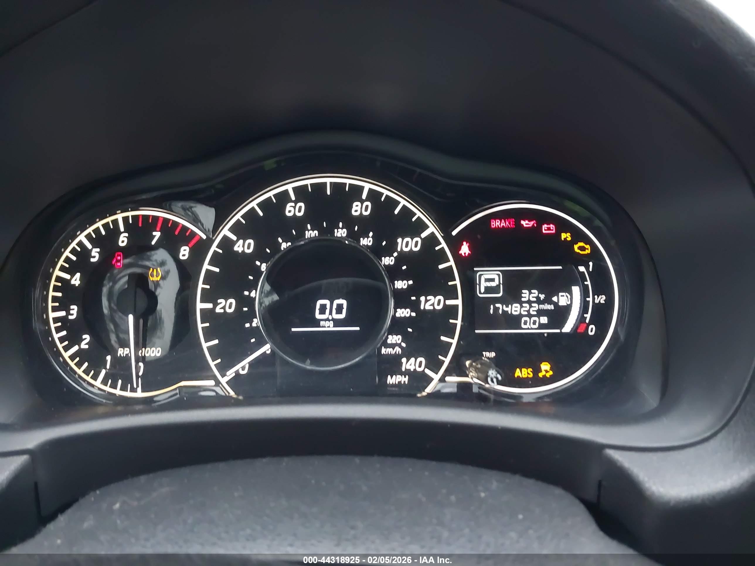 NISSAN VERSA image 7