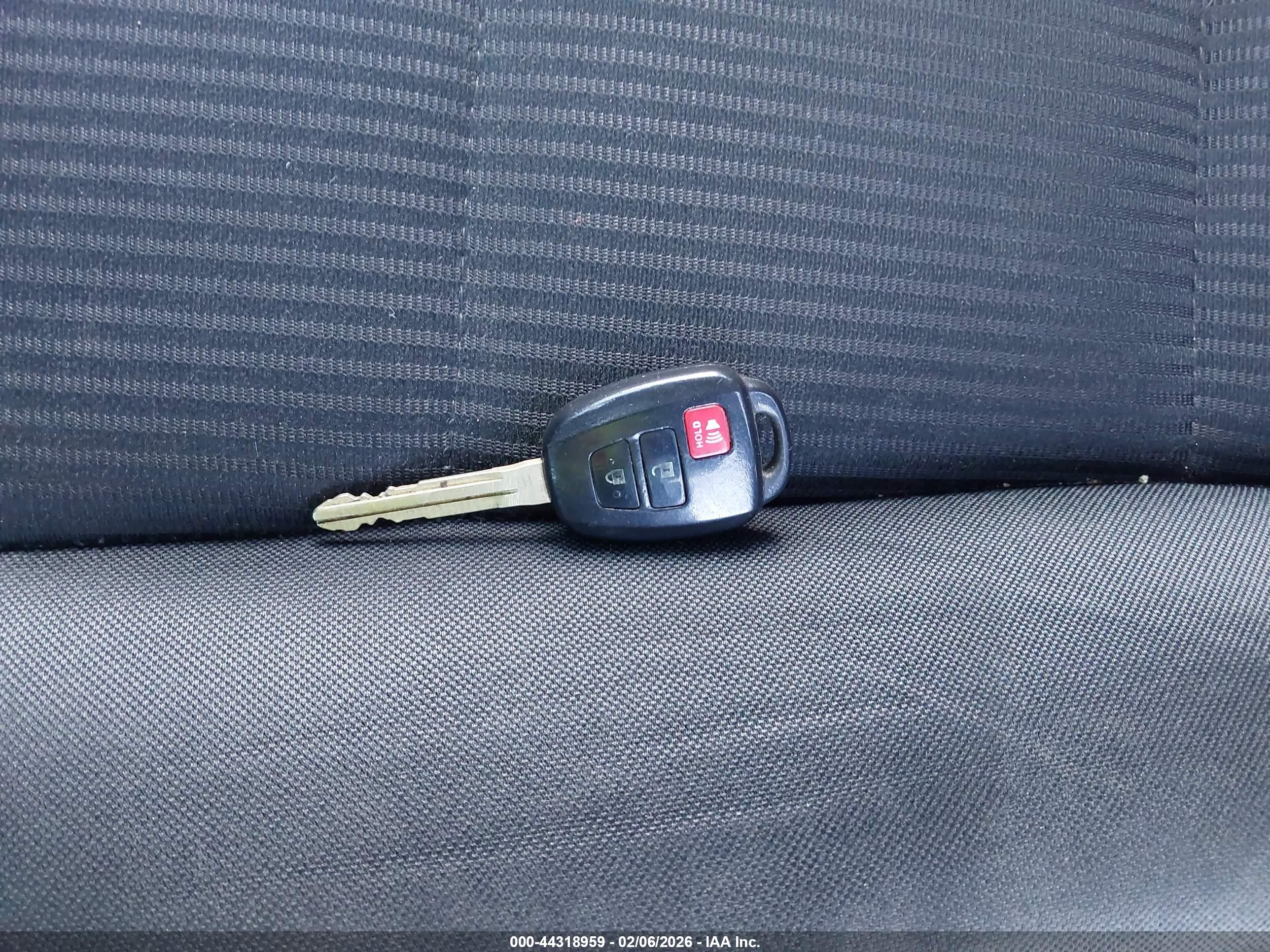 TOYOTA RAV4 image 11