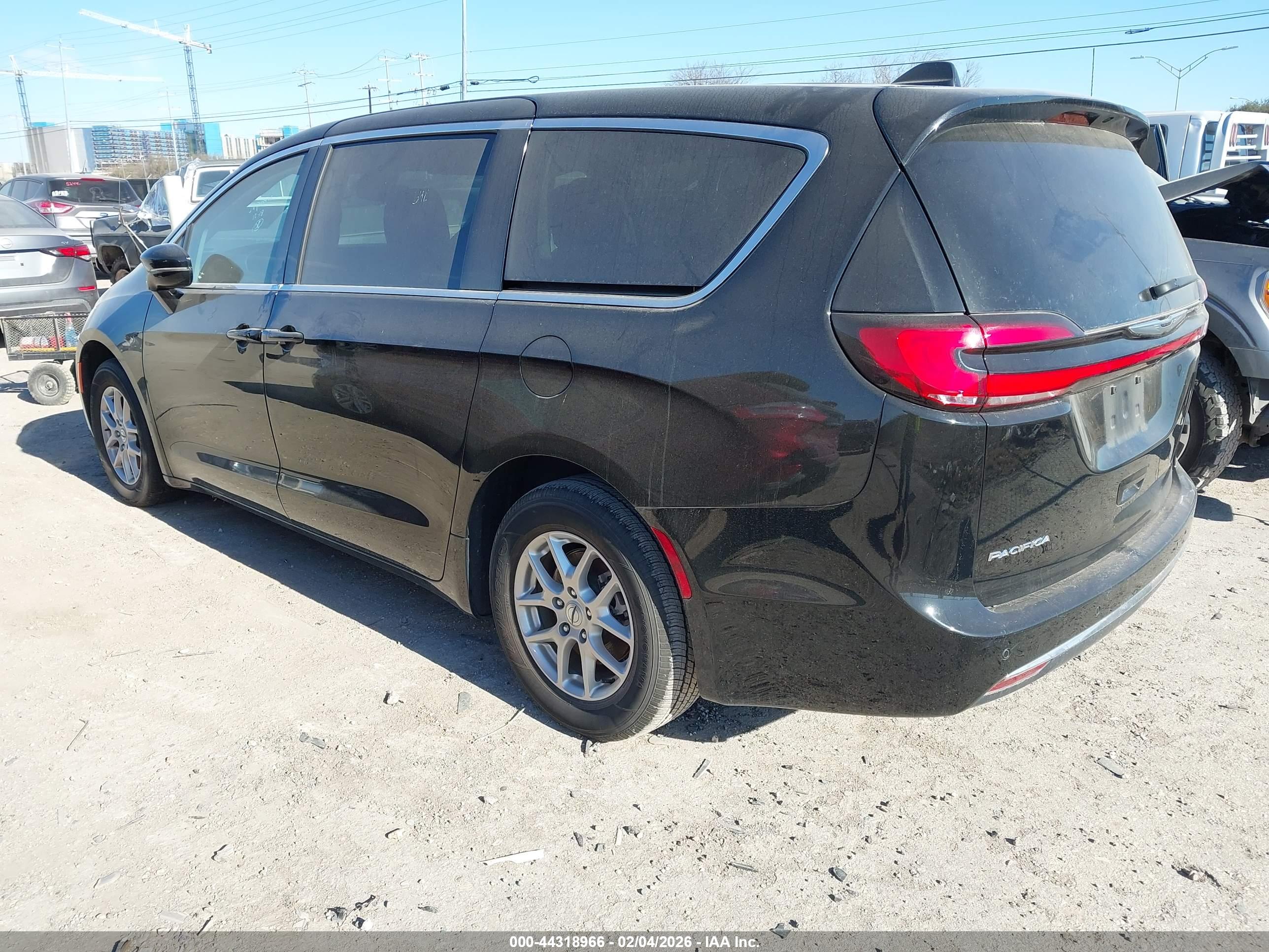 CHRYSLER PACIFICA image 3