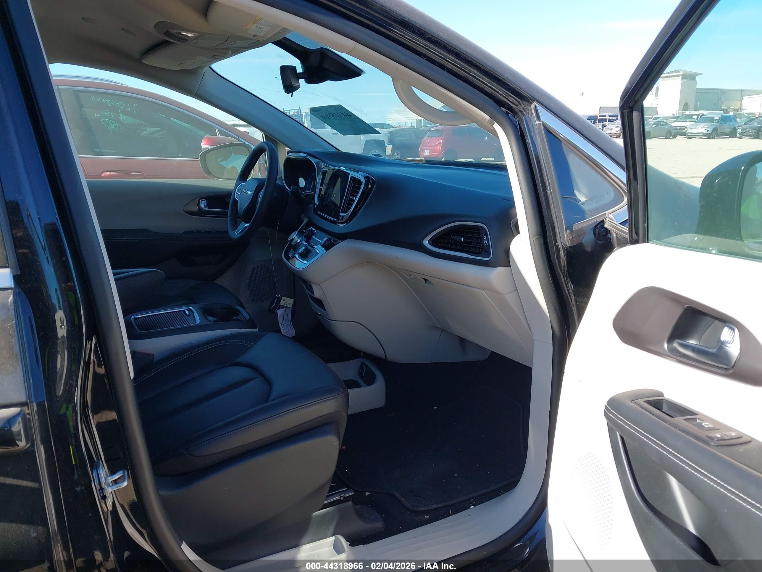 CHRYSLER PACIFICA image 5