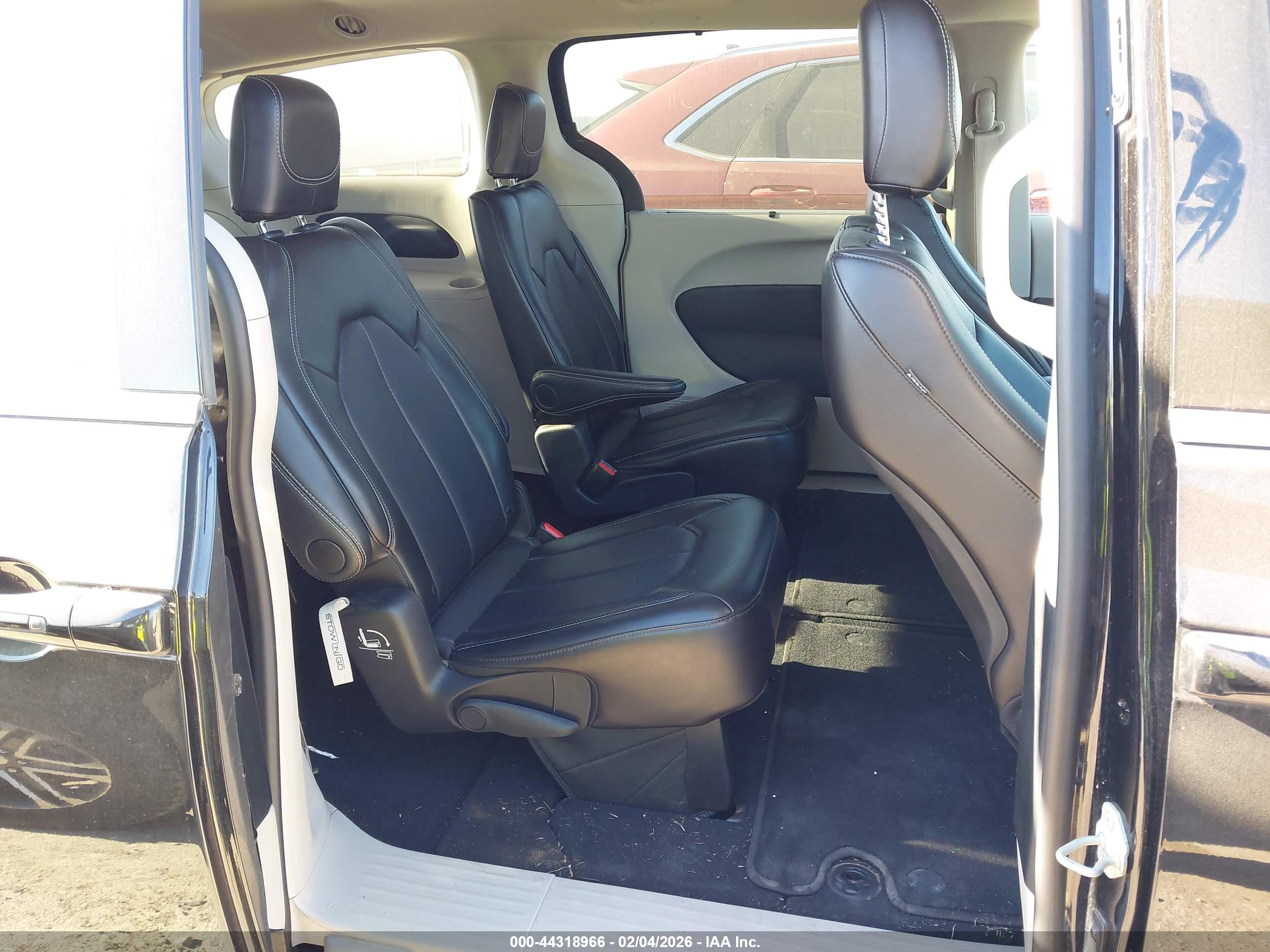 CHRYSLER PACIFICA image 8