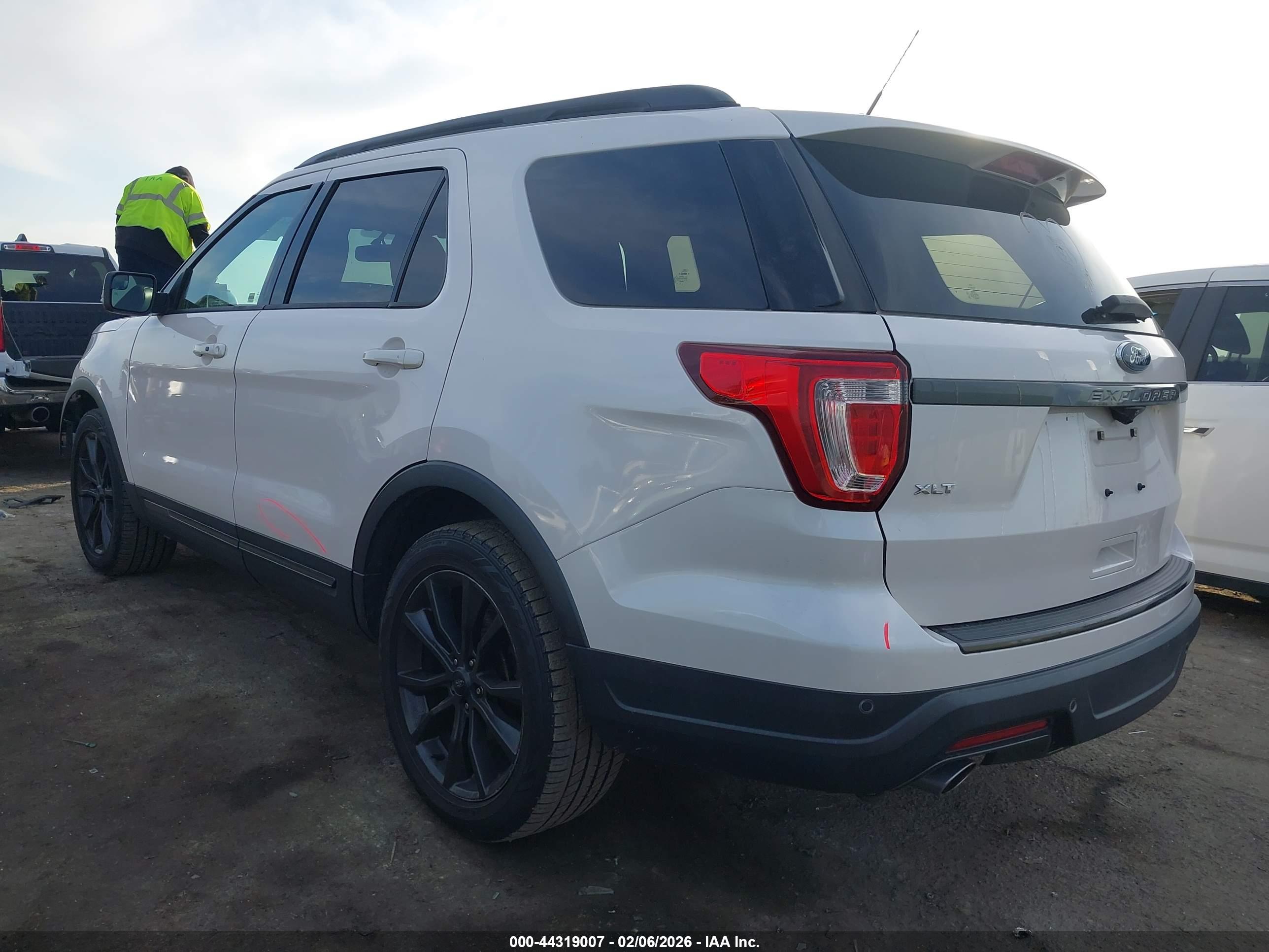 FORD EXPLORER image 3