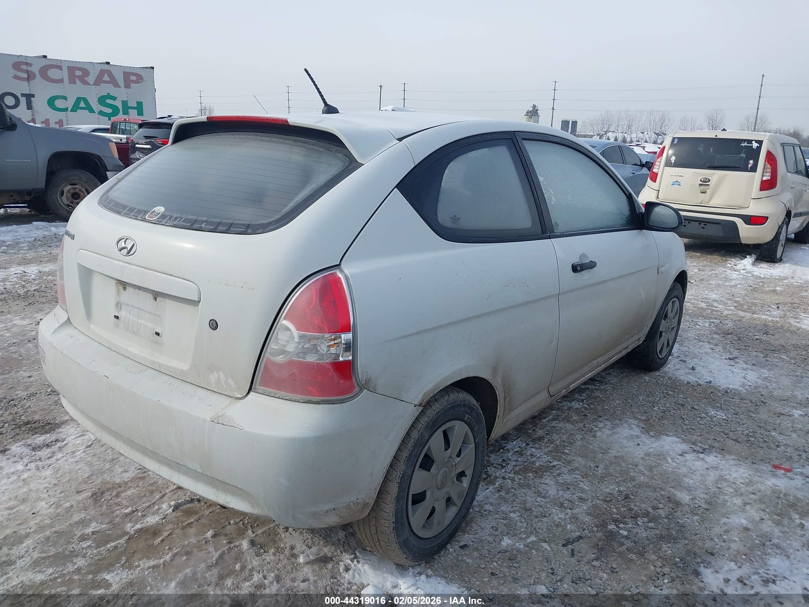 HYUNDAI ACCENT image 4