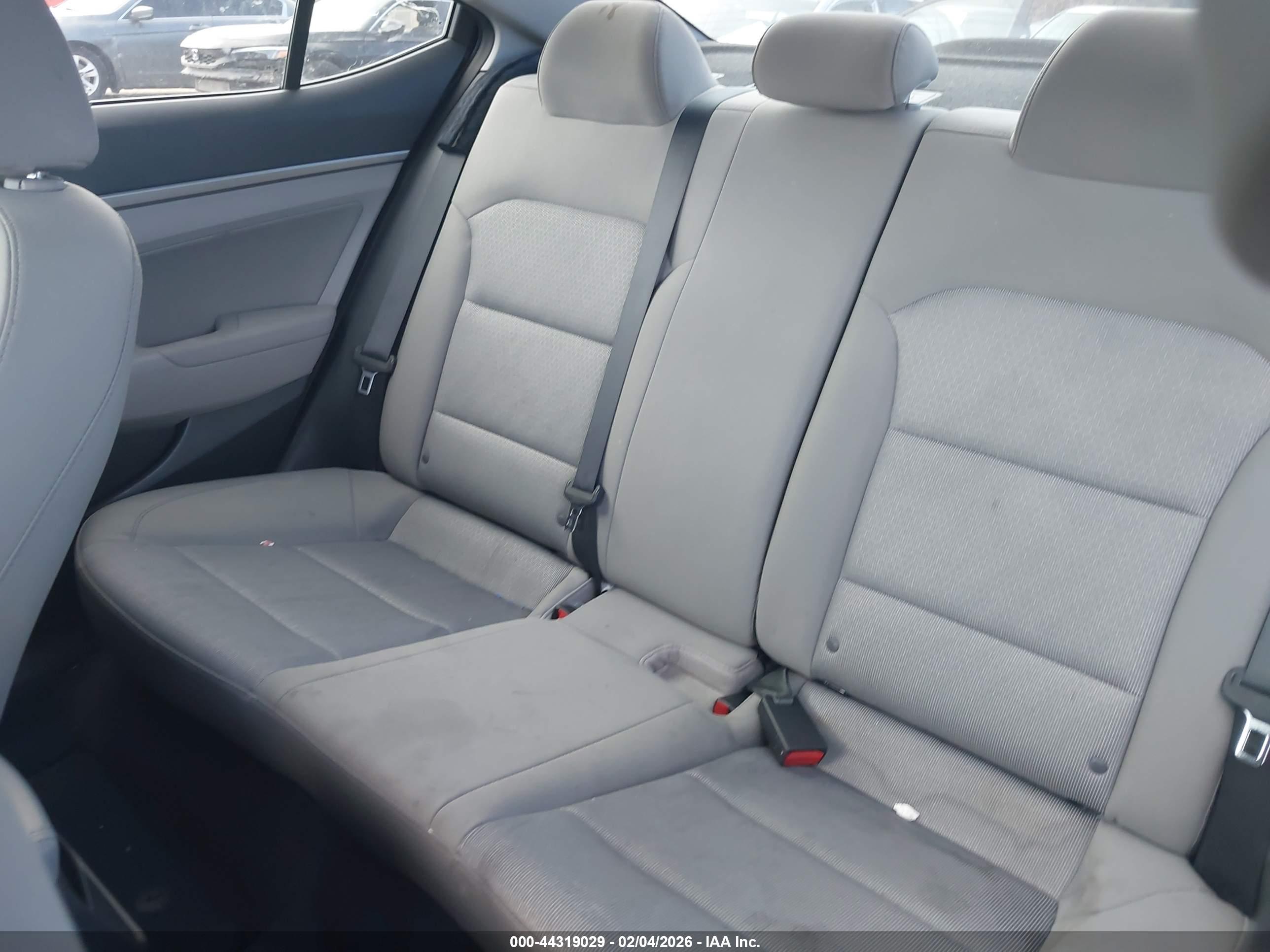 HYUNDAI ELANTRA image 8