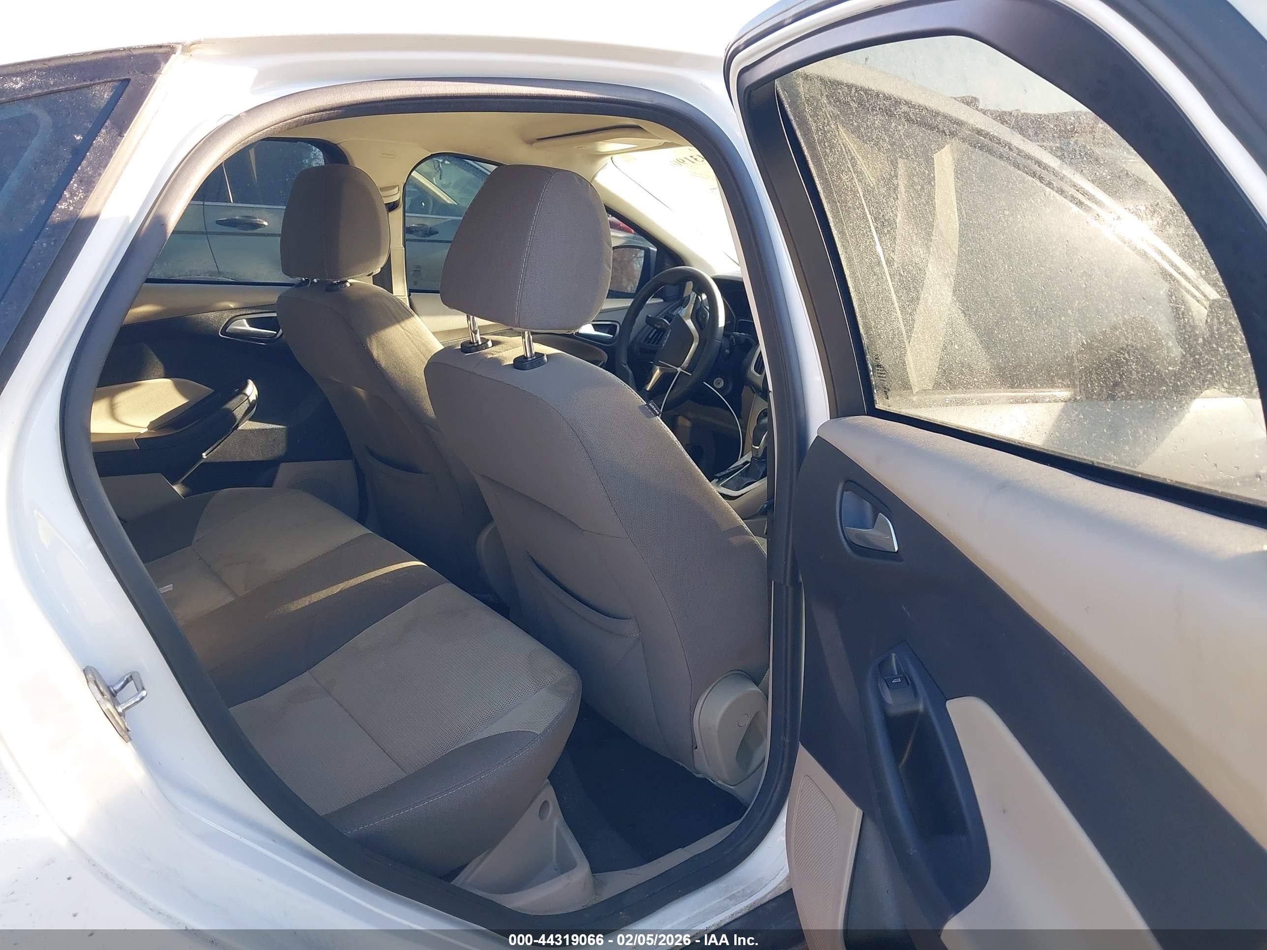 FORD FOCUS image 8