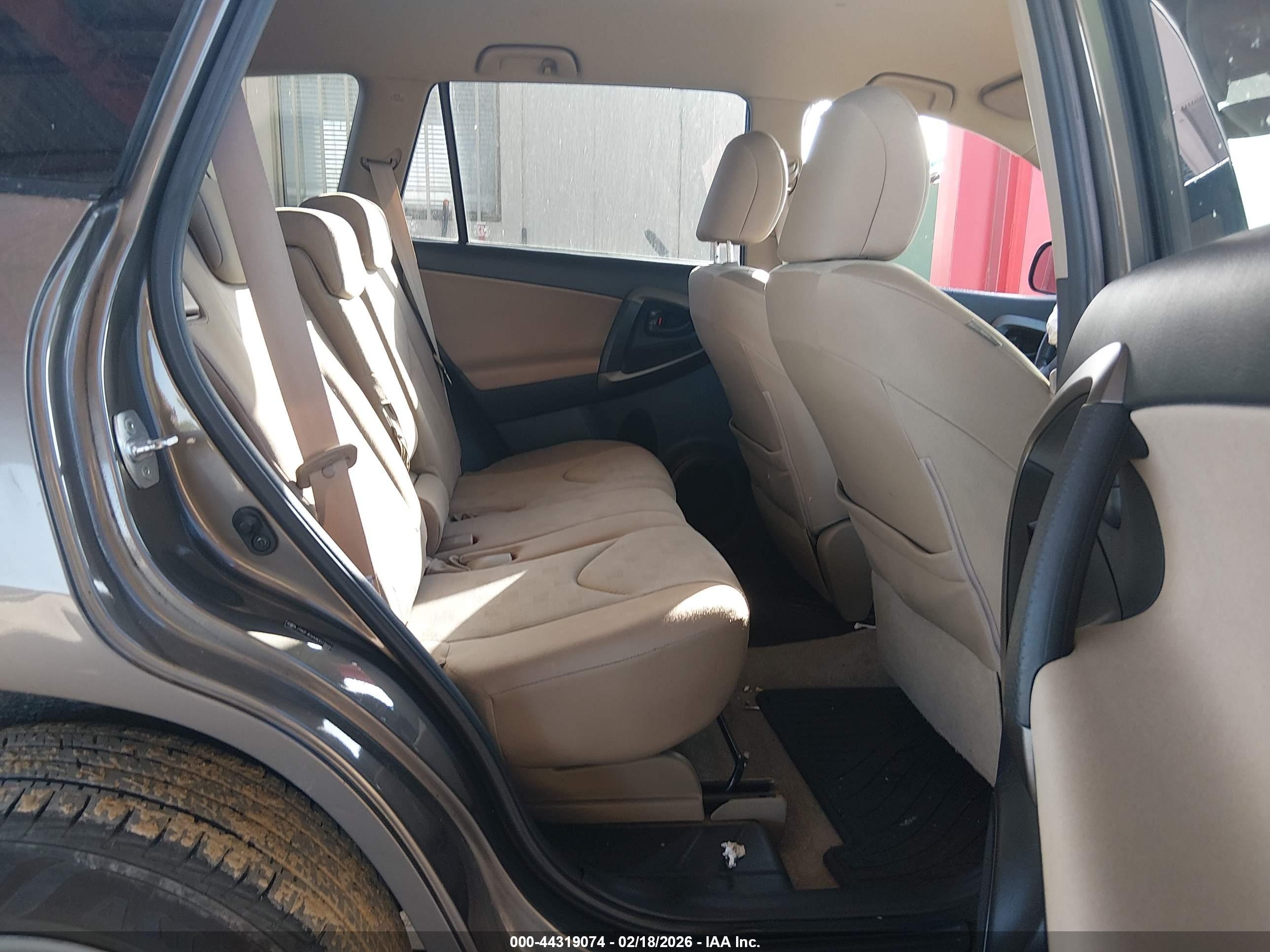 TOYOTA RAV4 image 8