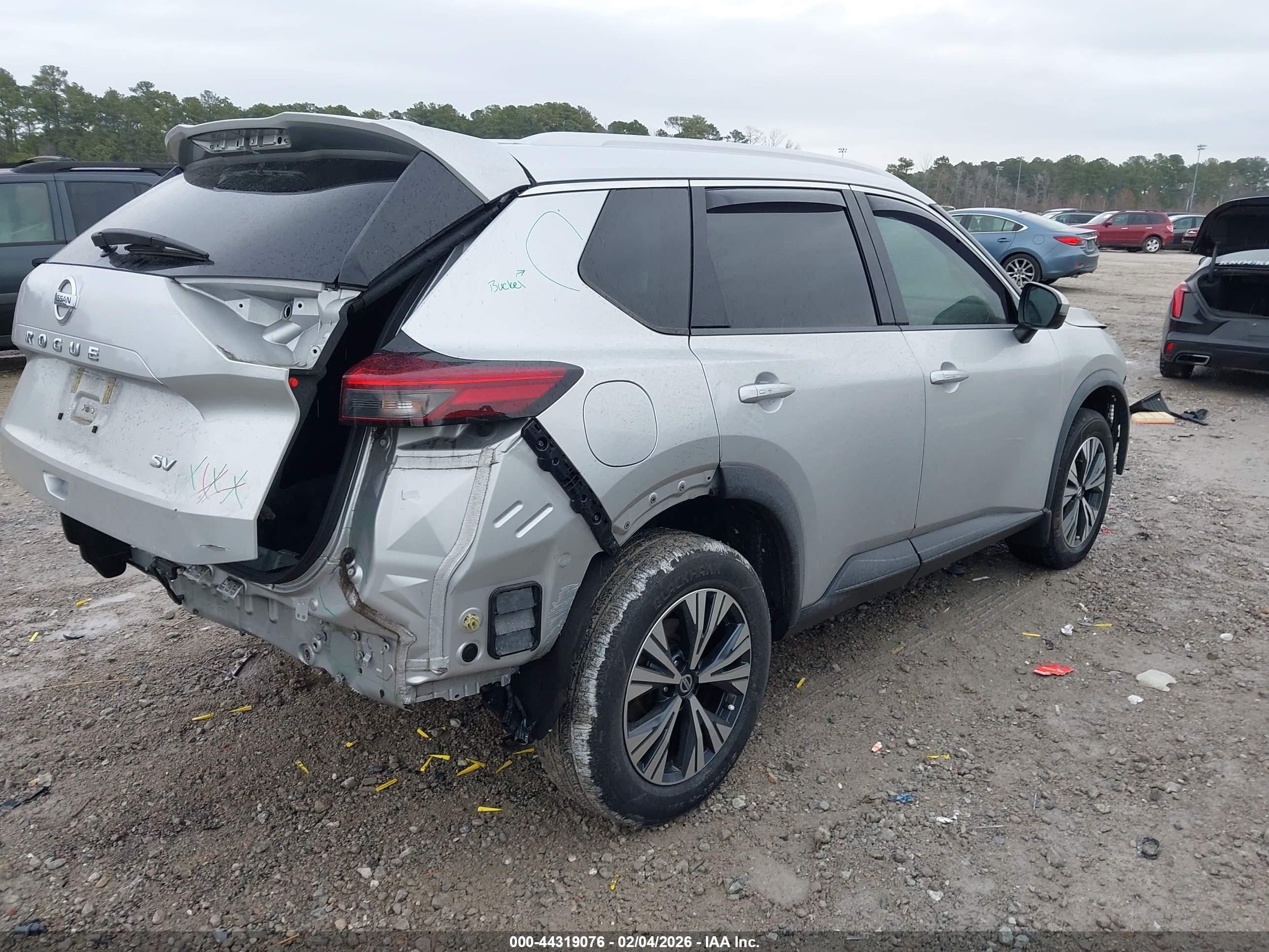 NISSAN ROGUE image 4