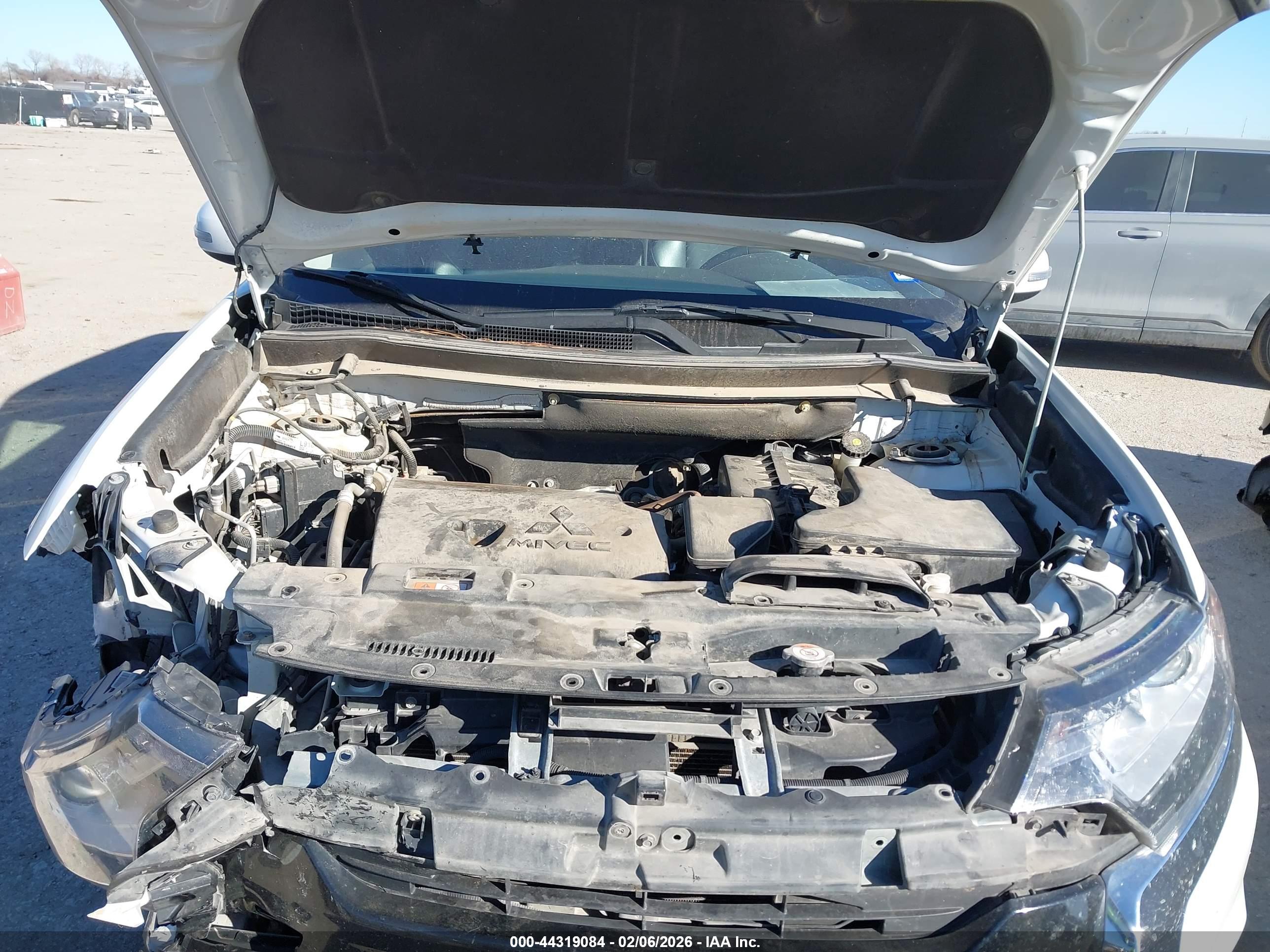 MITSUBISHI OUTLANDER image 10