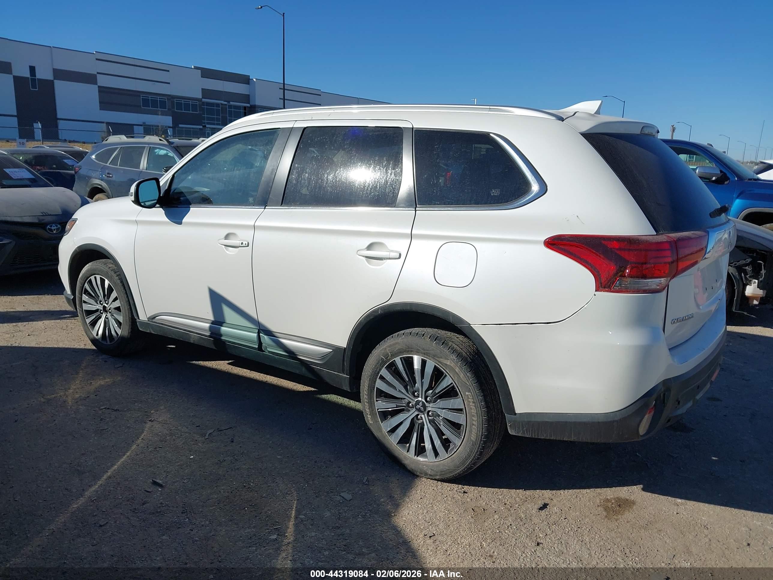 MITSUBISHI OUTLANDER image 3