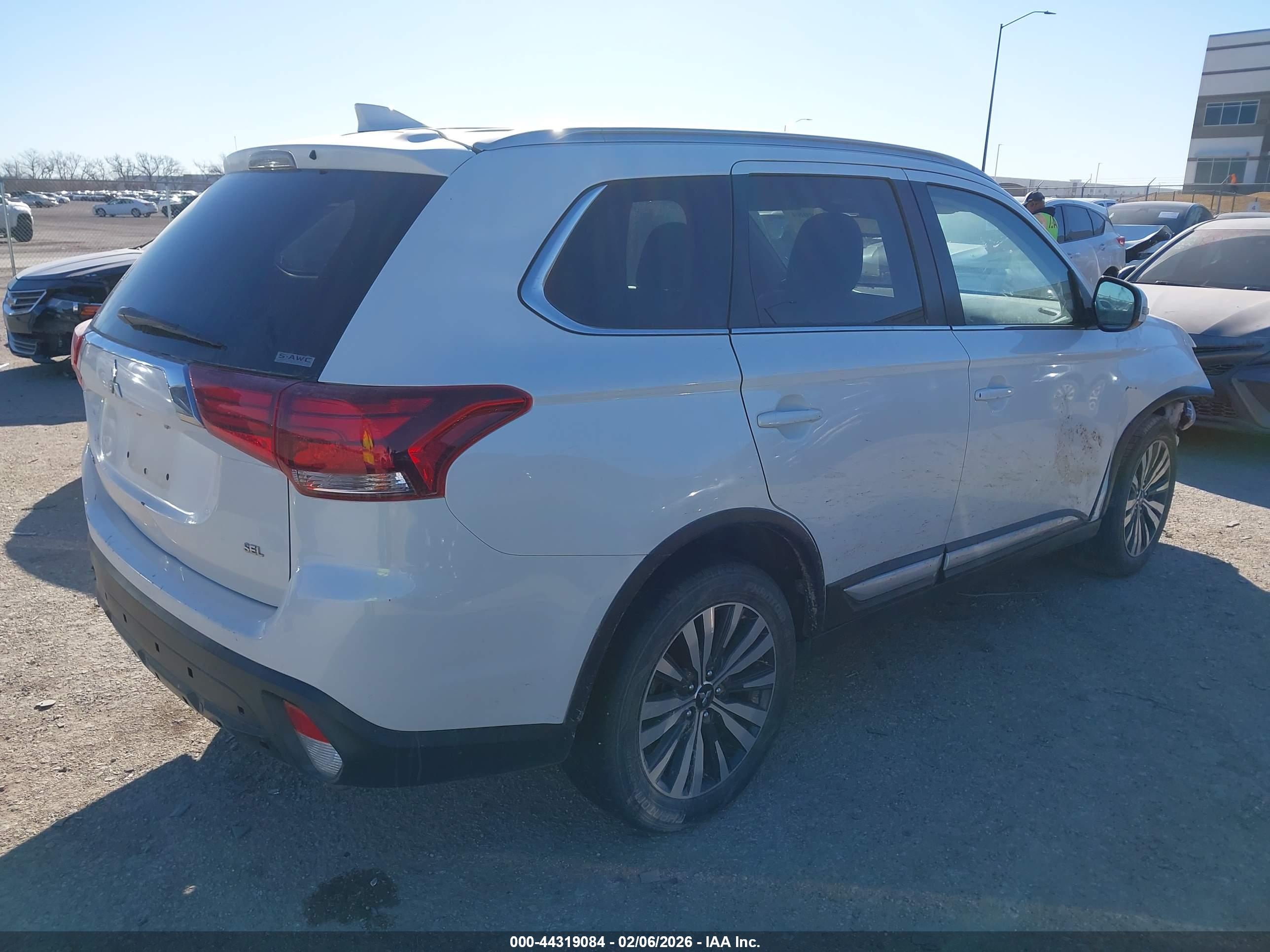 MITSUBISHI OUTLANDER image 4