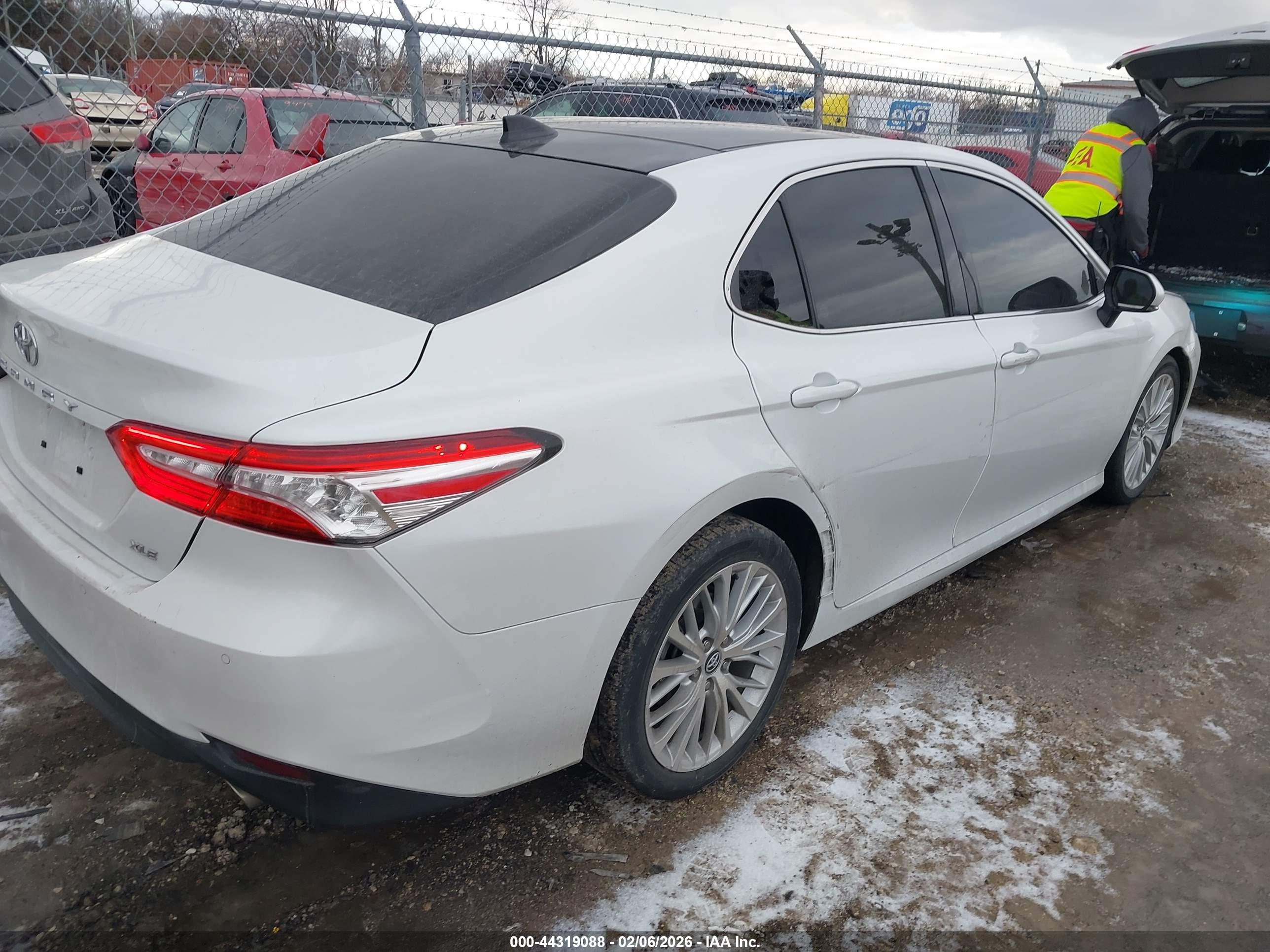 TOYOTA CAMRY image 4