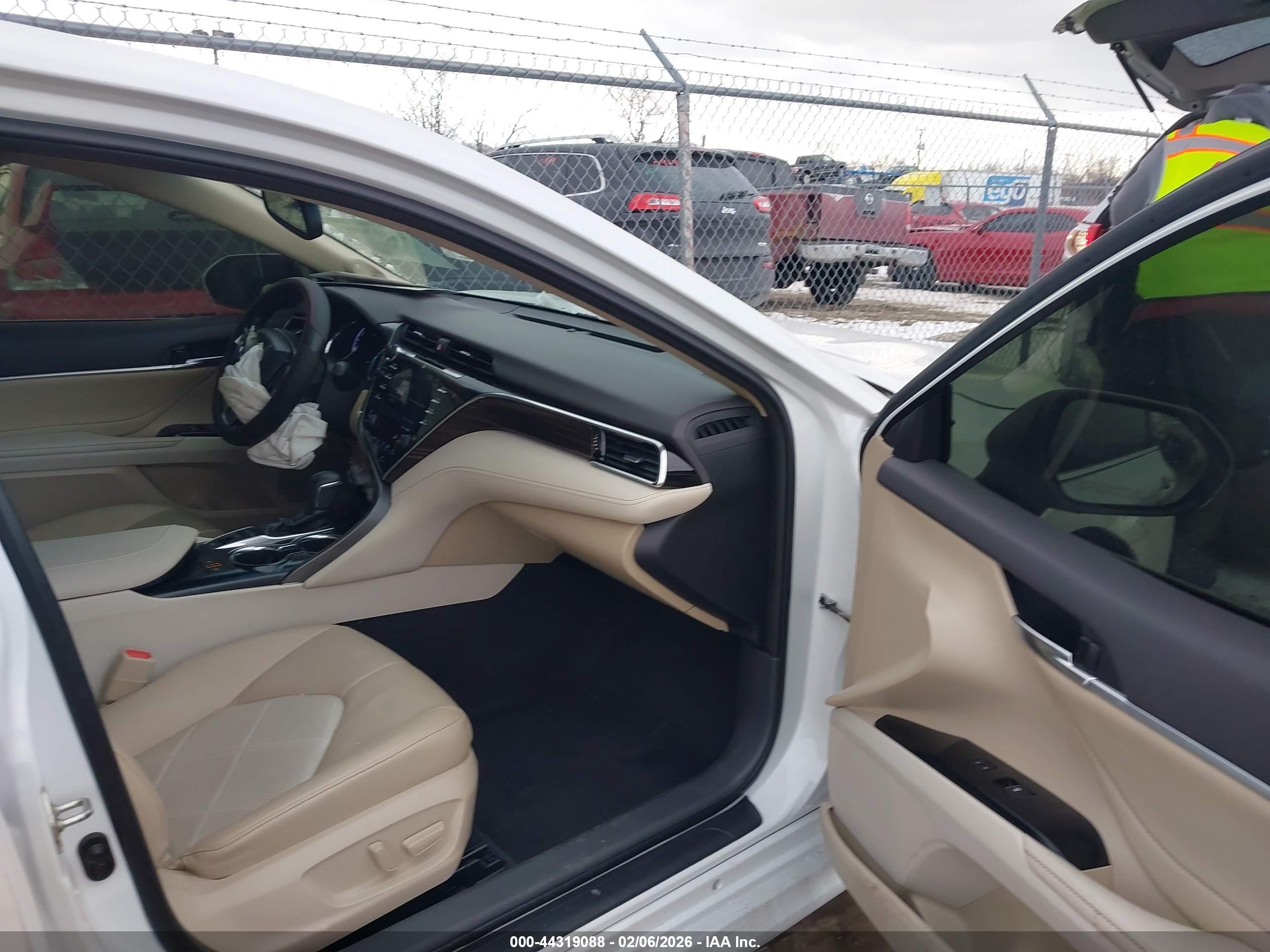 TOYOTA CAMRY image 5