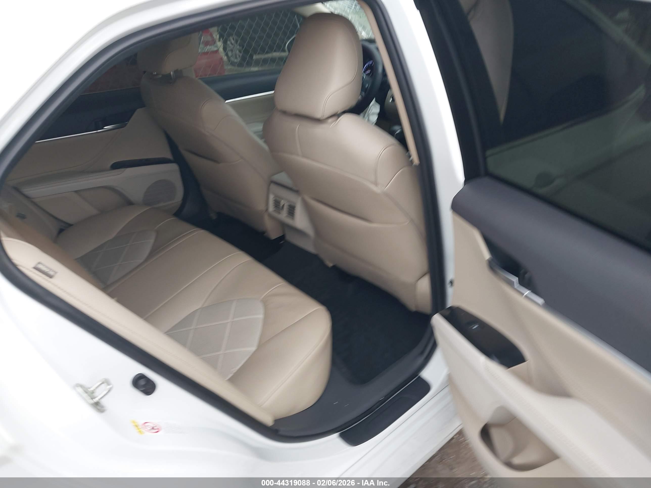 TOYOTA CAMRY image 8