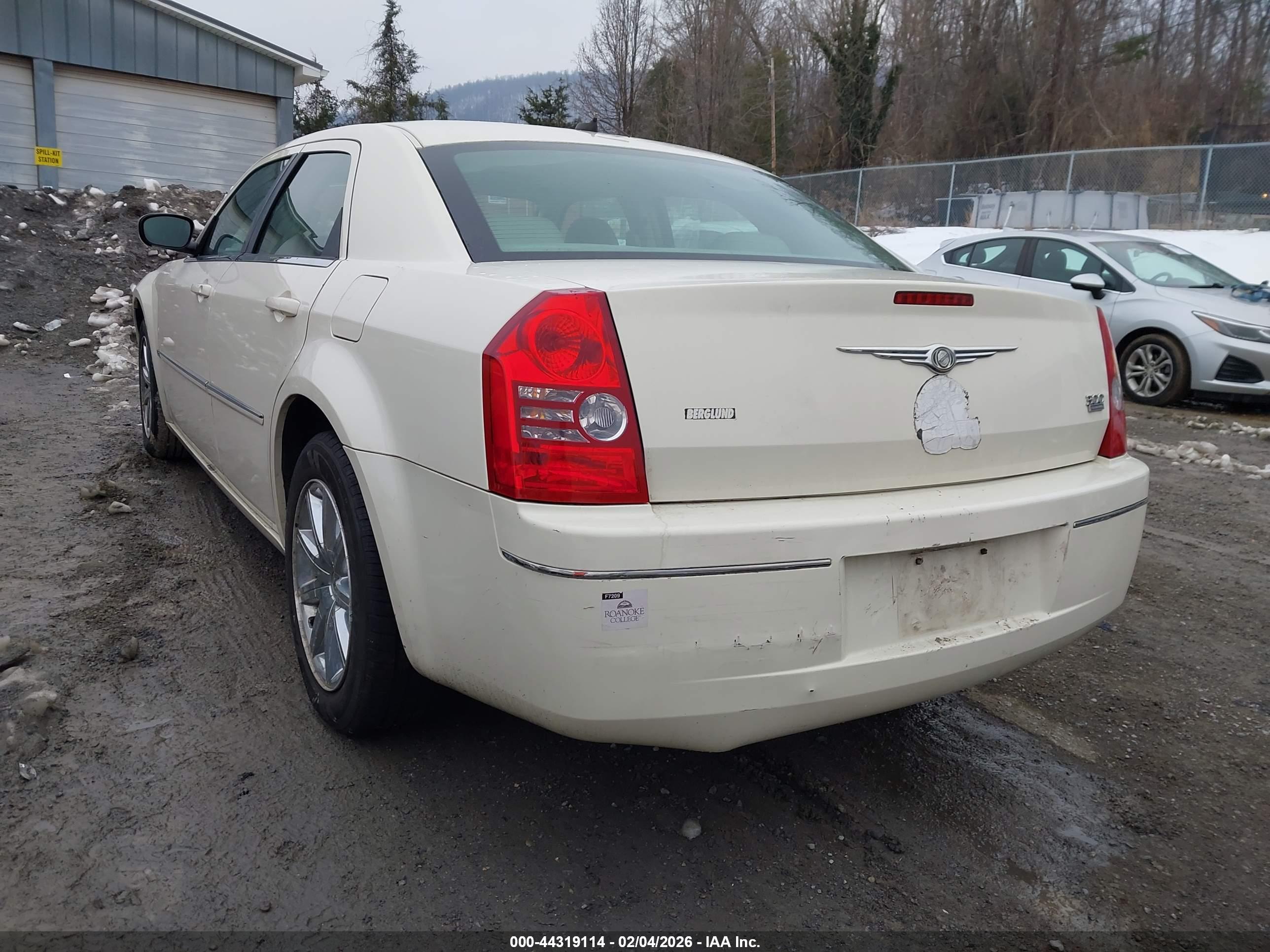 CHRYSLER 300 image 6