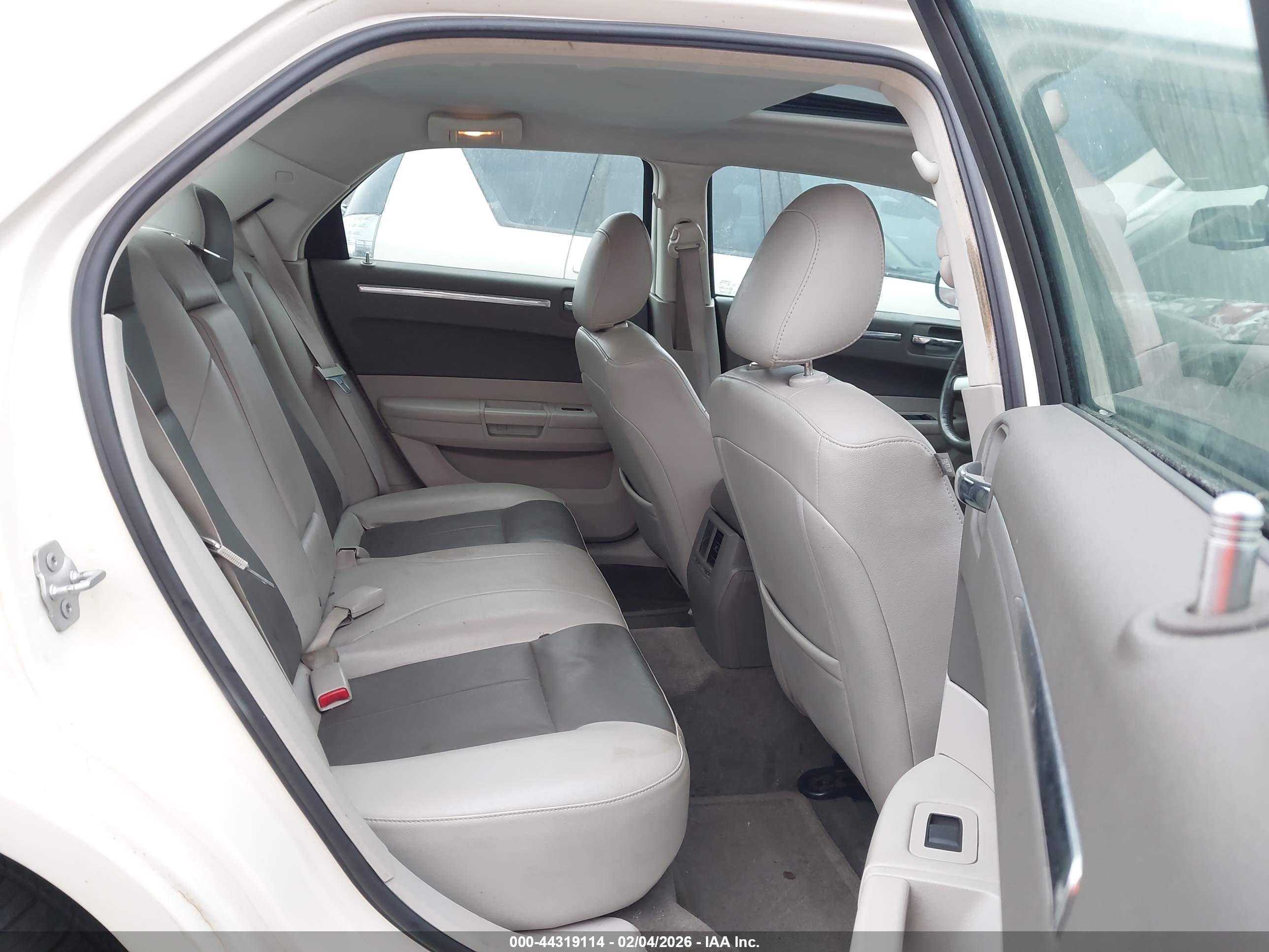 CHRYSLER 300 image 8
