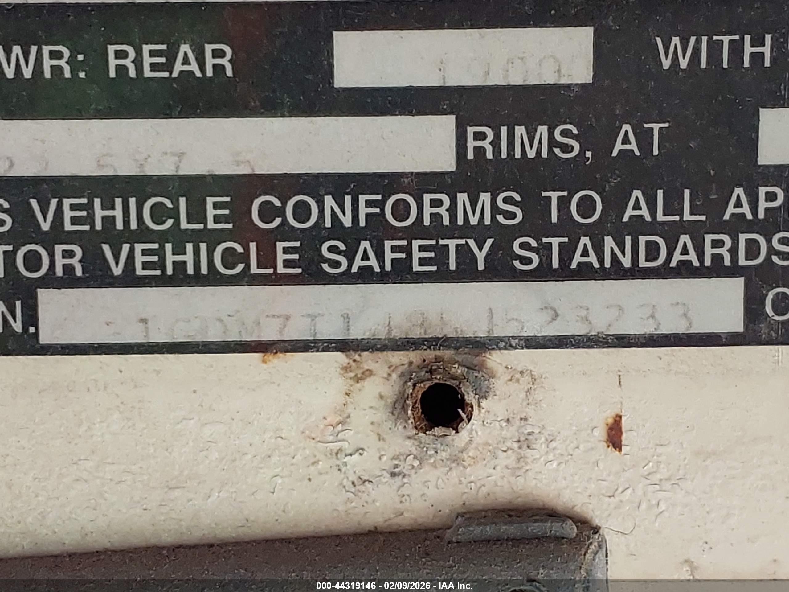 GMC B7T042 image 9