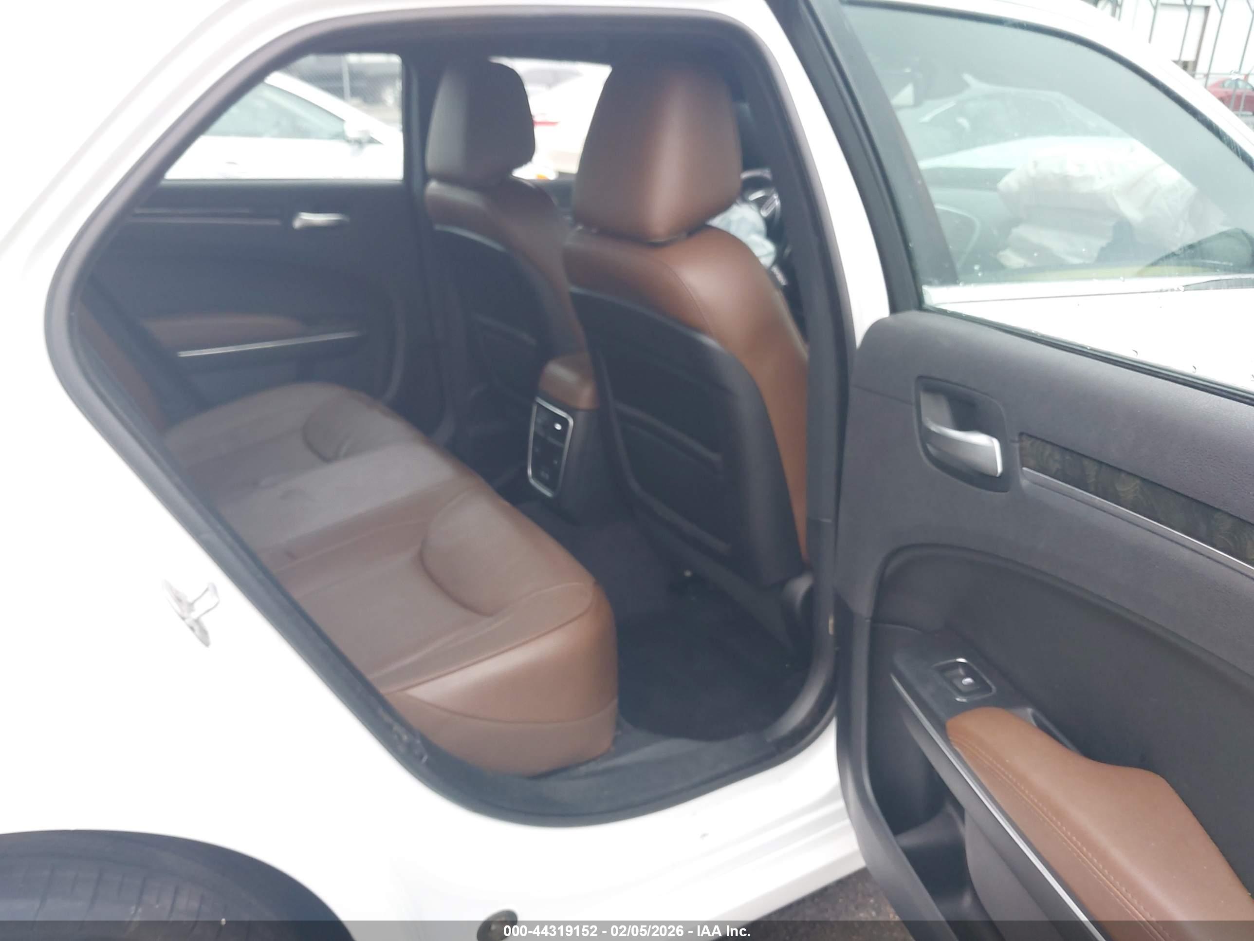 CHRYSLER 300 image 8