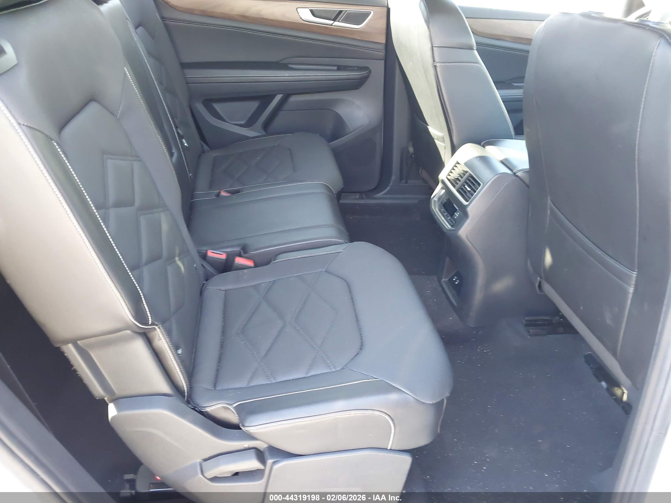 VOLKSWAGEN ATLAS image 8