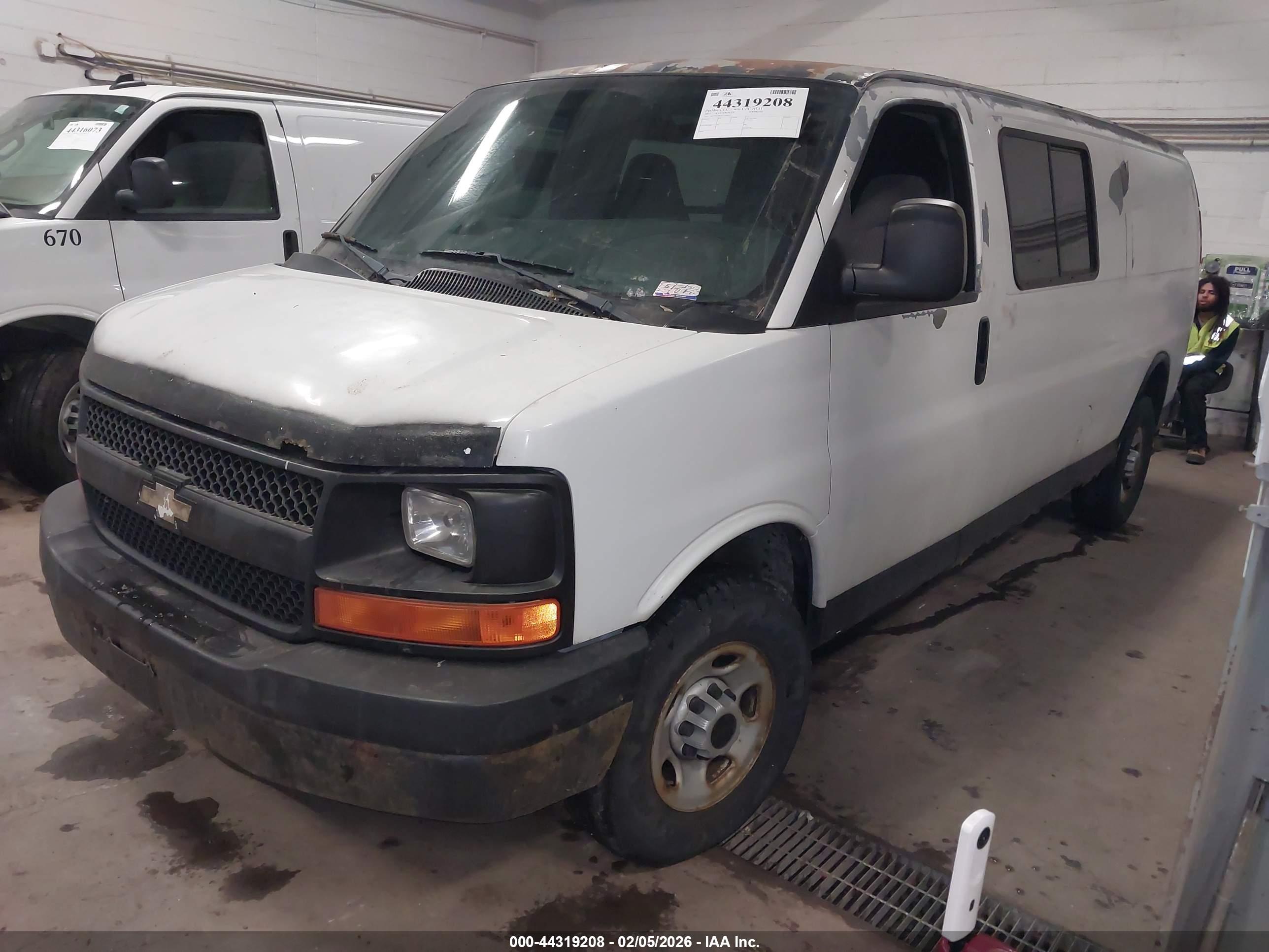 CHEVROLET EXPRESS image 2